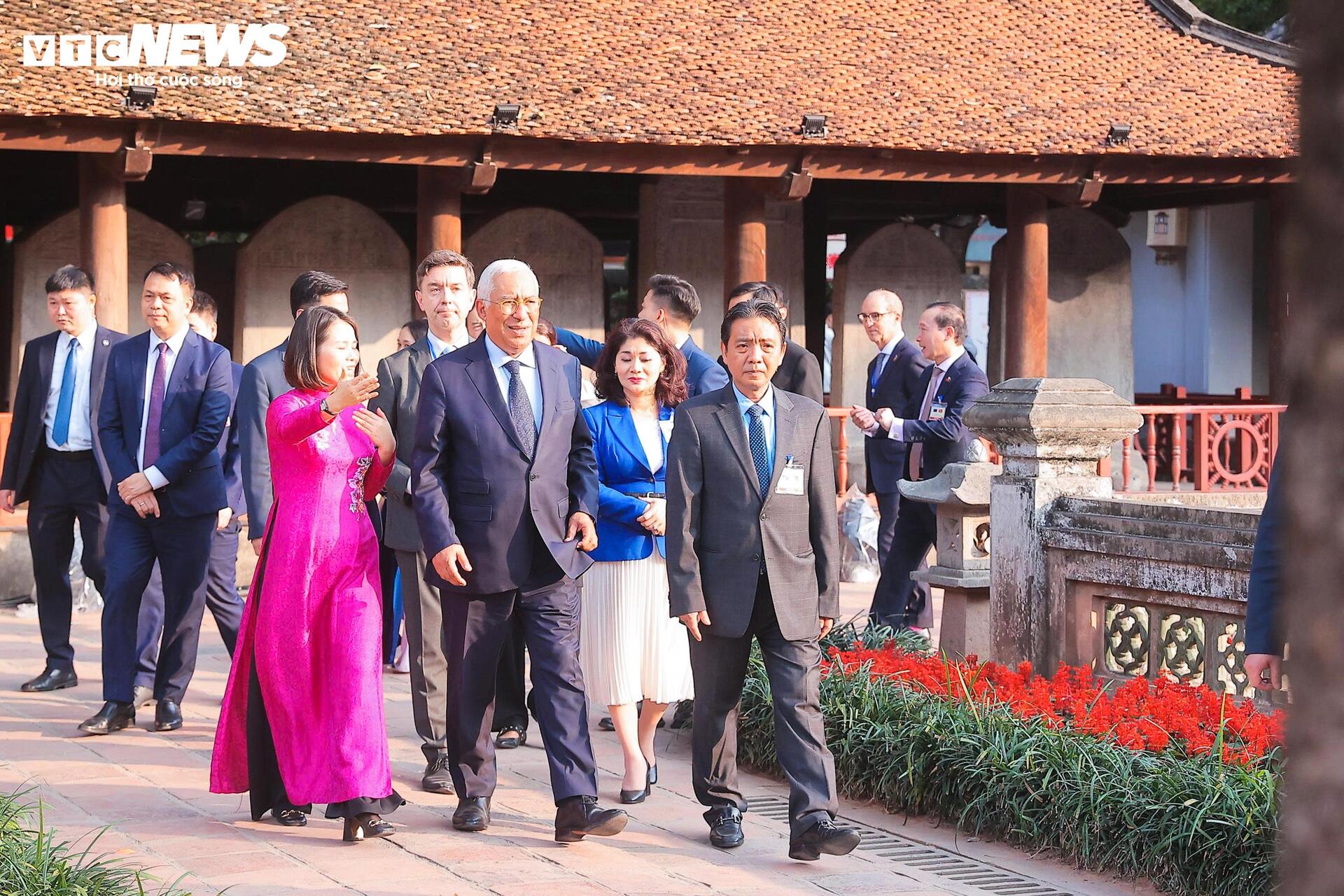 Chủ tịch Hội đồng Châu Âu tham quan di tích Văn Miếu Quốc Tử Giám - 3