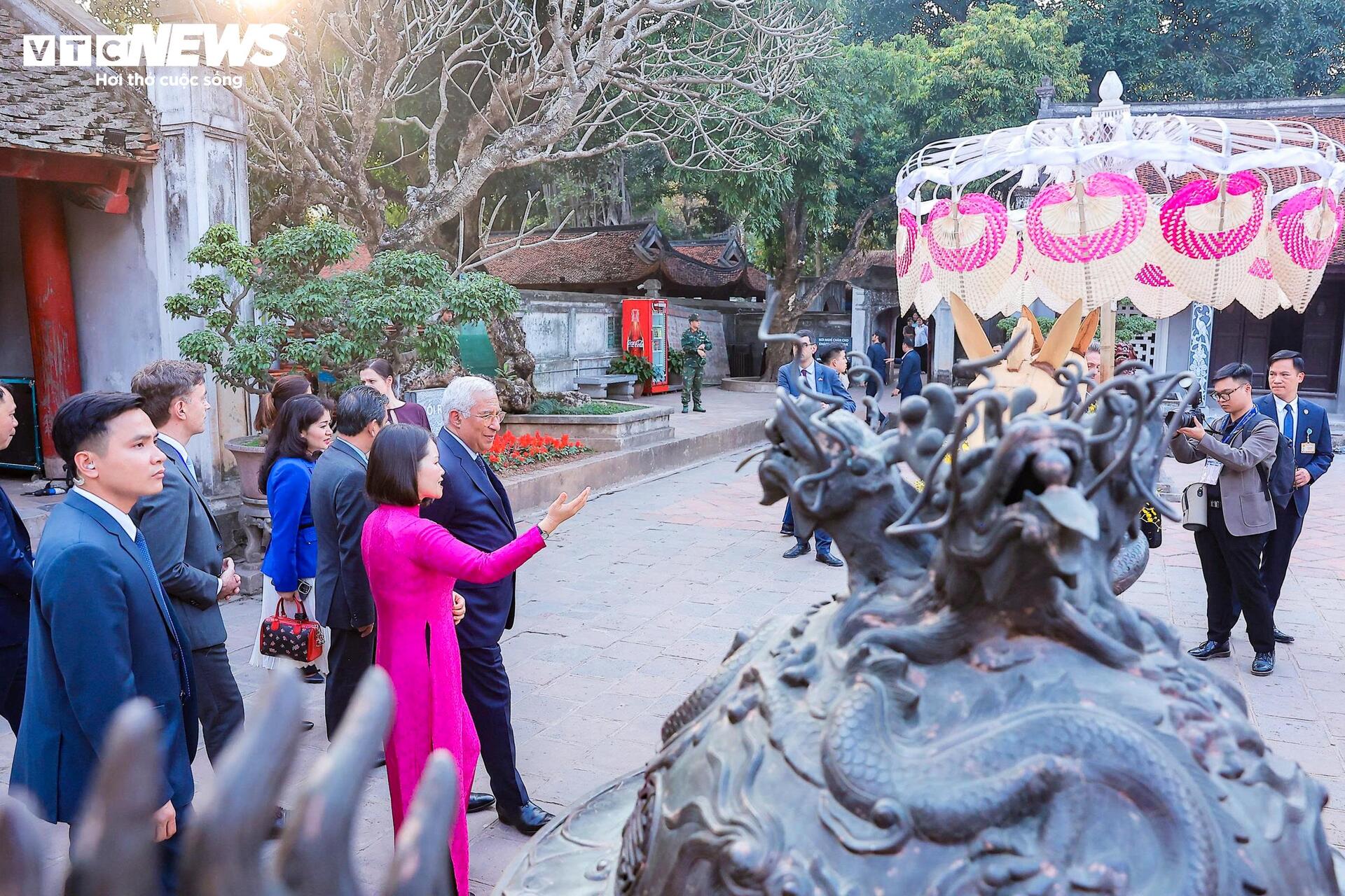 Chủ tịch Hội đồng Châu Âu tham quan di tích Văn Miếu Quốc Tử Giám - 5