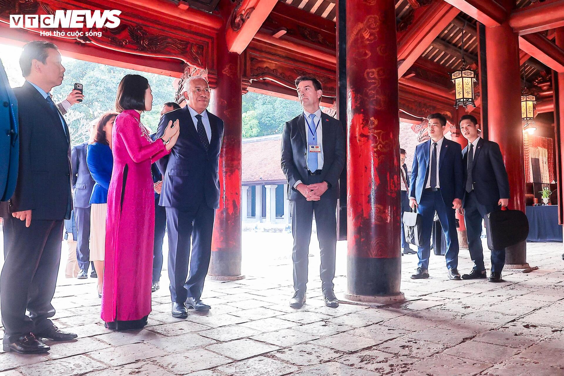 Chủ tịch Hội đồng Châu Âu tham quan di tích Văn Miếu Quốc Tử Giám - 8