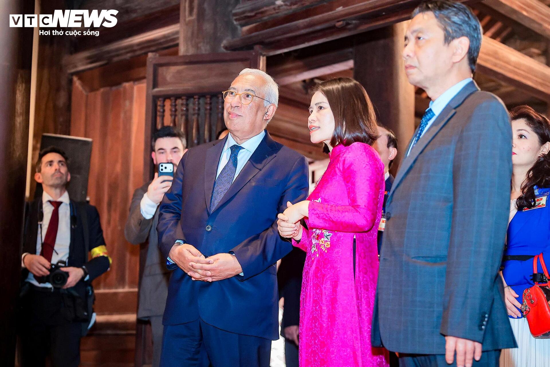 Chủ tịch Hội đồng Châu Âu tham quan di tích Văn Miếu Quốc Tử Giám - 7