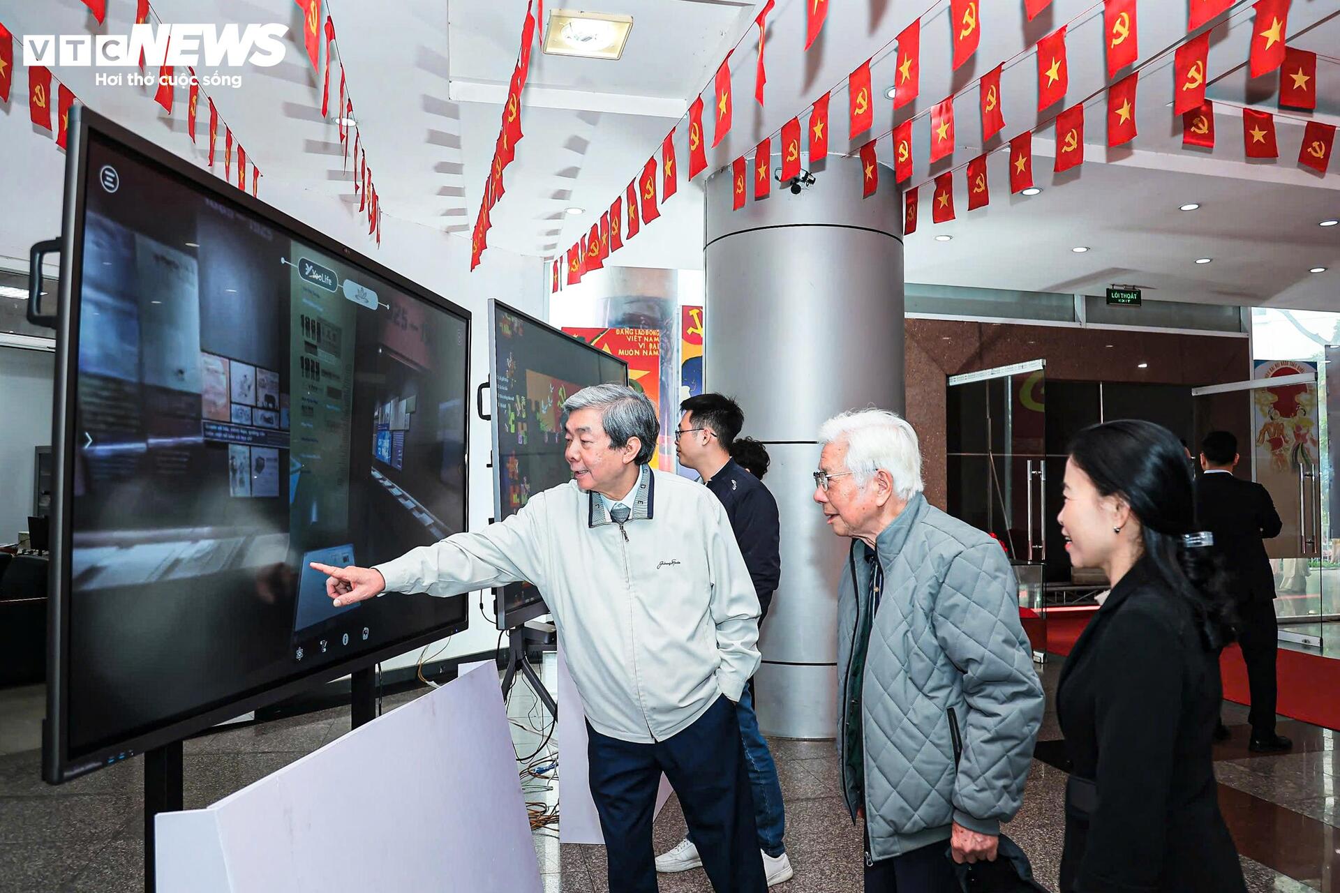 Khai mạc trưng bày 'Từ trang nhất đến trang sử - Xuân đất nước, Đảng soi đường' - 12