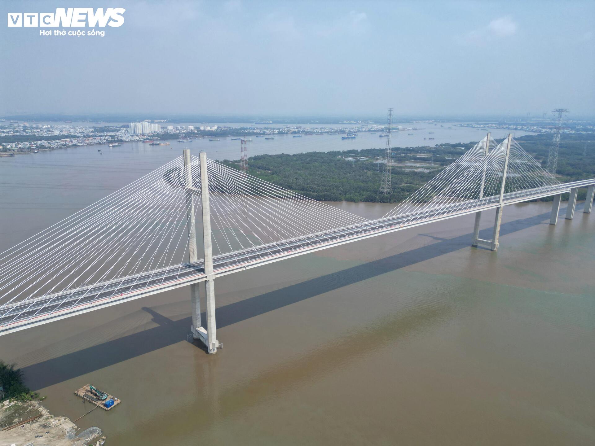 Cận cảnh cầu dây văng tĩnh không cao nhất Việt Nam - 2