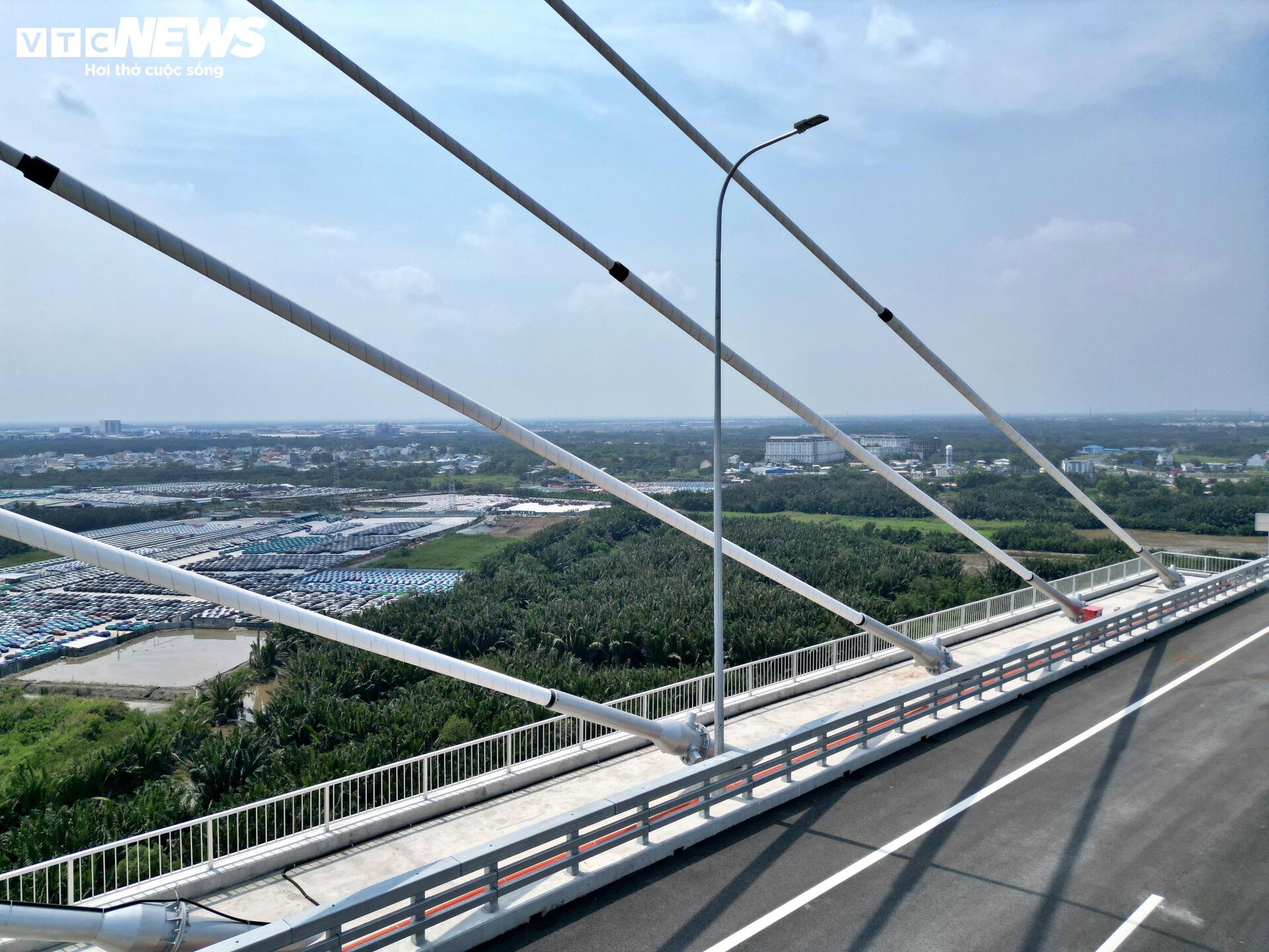 Cận cảnh cầu dây văng tĩnh không cao nhất Việt Nam - 6