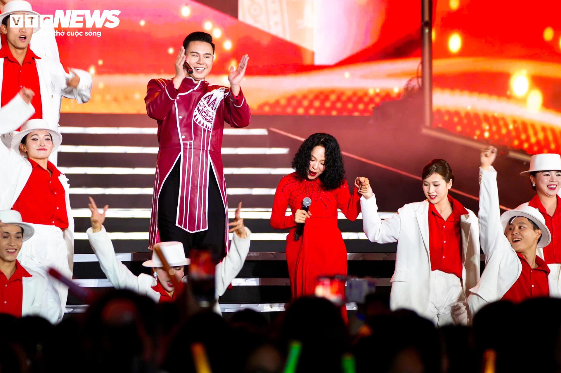 Nhà hát Lớn Hà Nội sống động trong đêm Hòa nhạc ánh sáng - Chào năm mới 2026 - 8