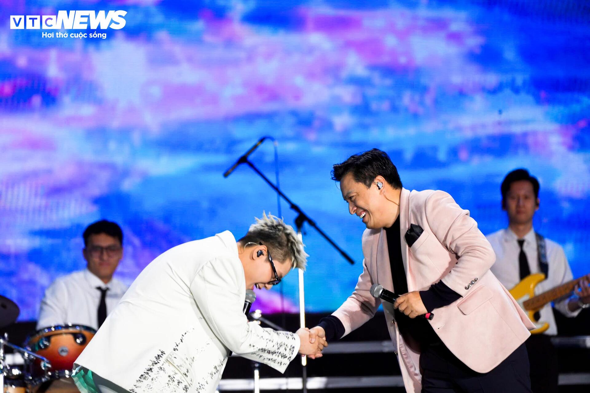 Nhà hát Lớn Hà Nội sống động trong đêm Hòa nhạc ánh sáng - Chào năm mới 2026 - 11