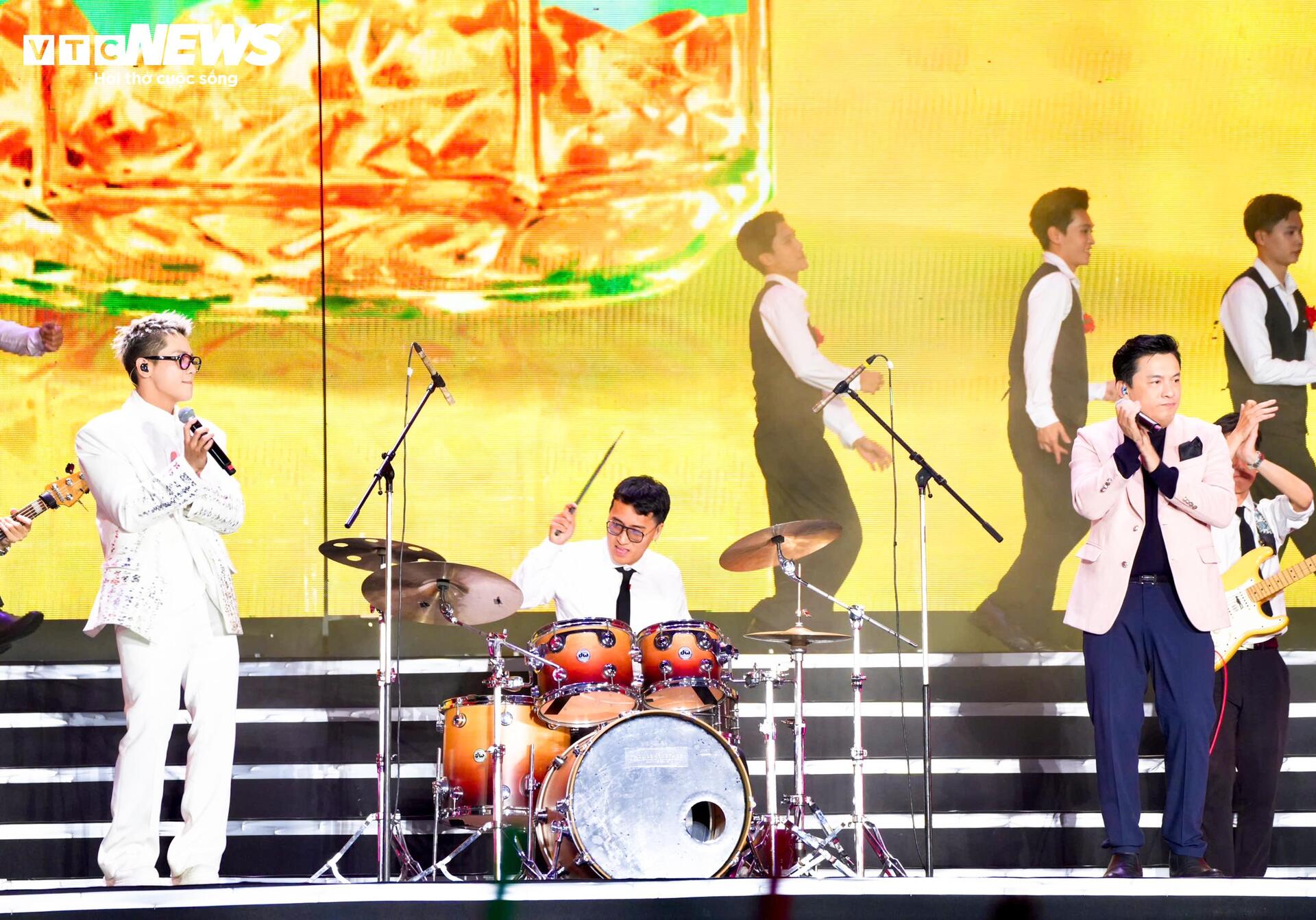 Nhà hát Lớn Hà Nội sống động trong đêm Hòa nhạc ánh sáng - Chào năm mới 2026 - 14