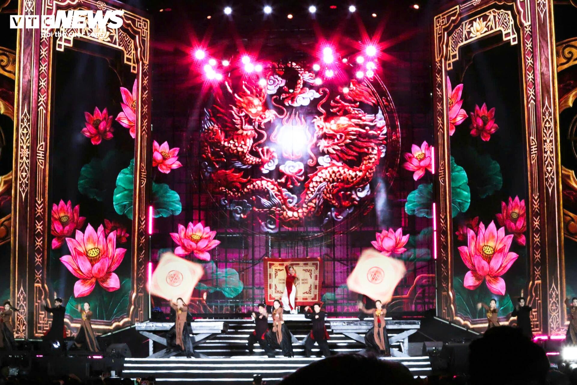 Nhà hát Lớn Hà Nội sống động trong đêm Hòa nhạc ánh sáng - Chào năm mới 2026 - 4