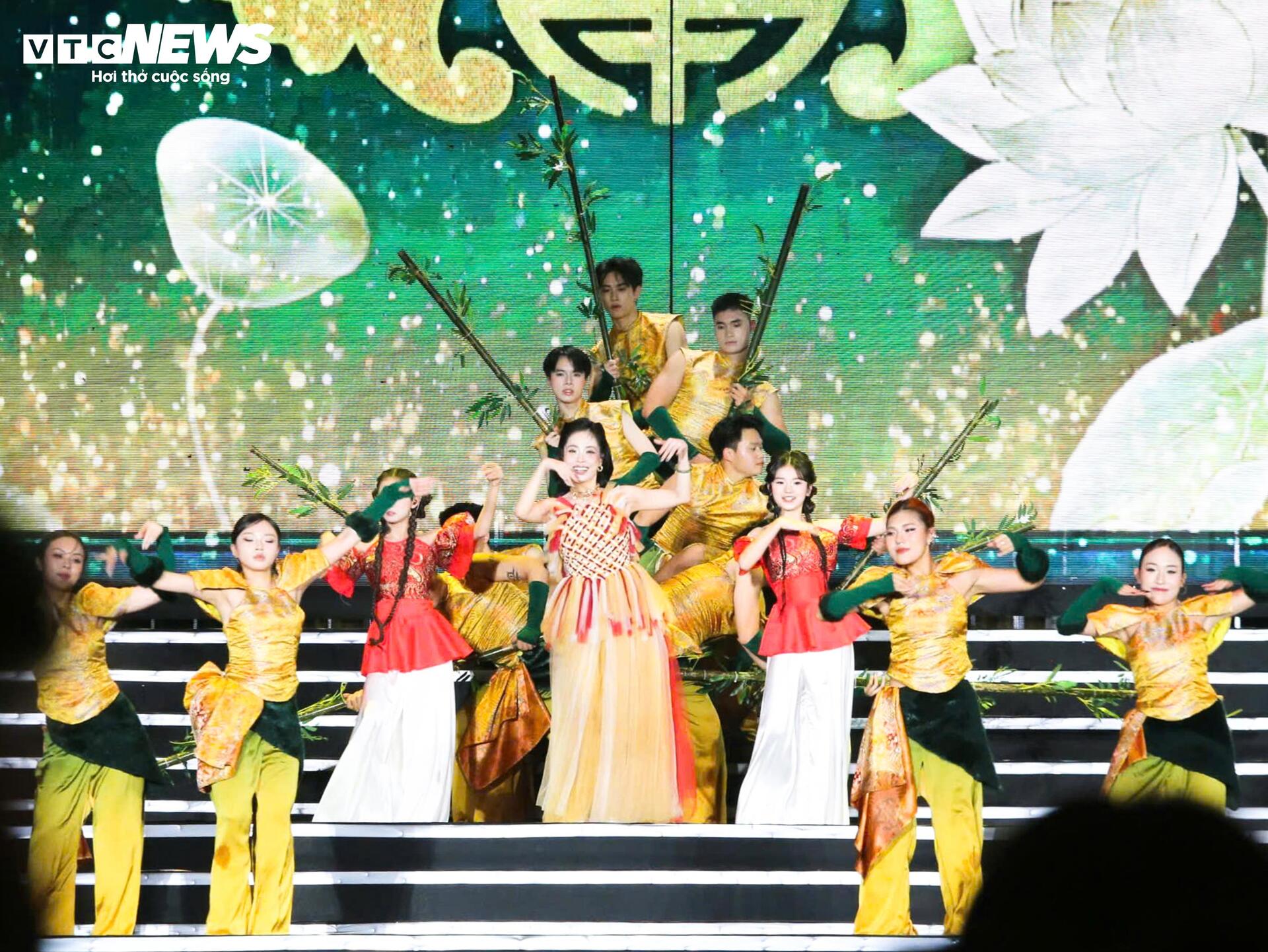 Nhà hát Lớn Hà Nội sống động trong đêm Hòa nhạc ánh sáng - Chào năm mới 2026 - 5