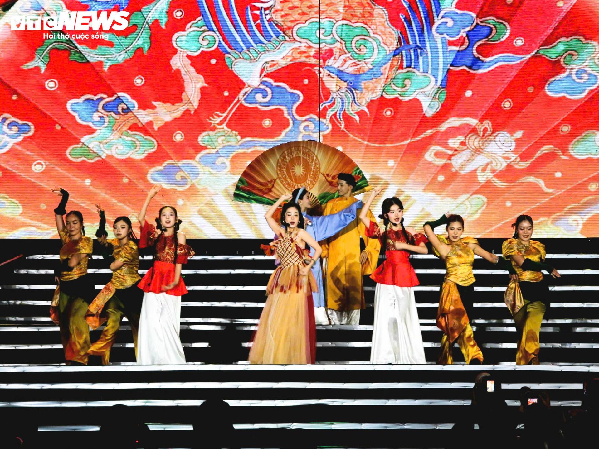 Nhà hát Lớn Hà Nội sống động trong đêm Hòa nhạc ánh sáng - Chào năm mới 2026 - 6