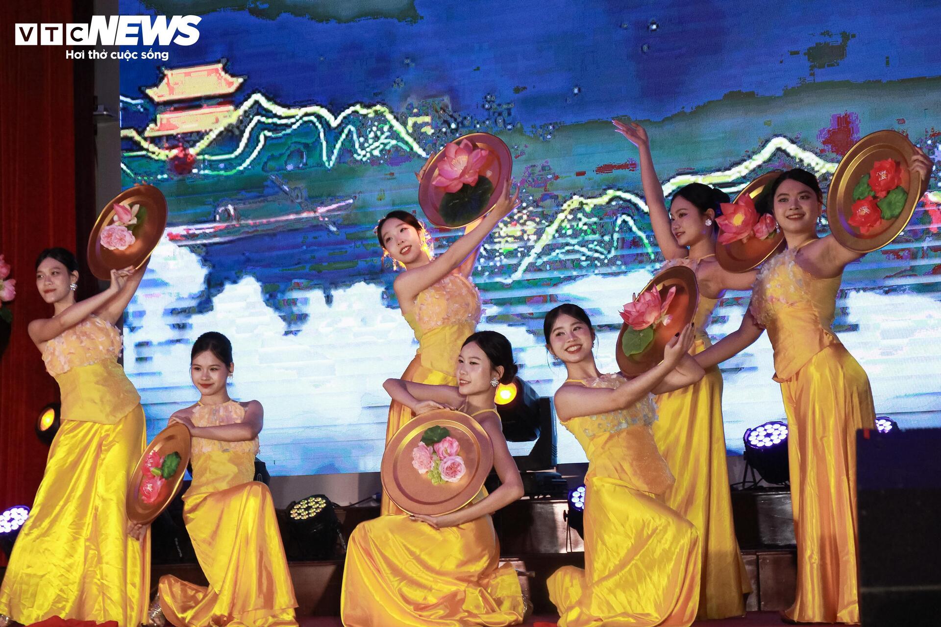 Lộ diện quán quân cuộc thi Người dẫn chương trình tài năng SpeakUp 2026 - 14