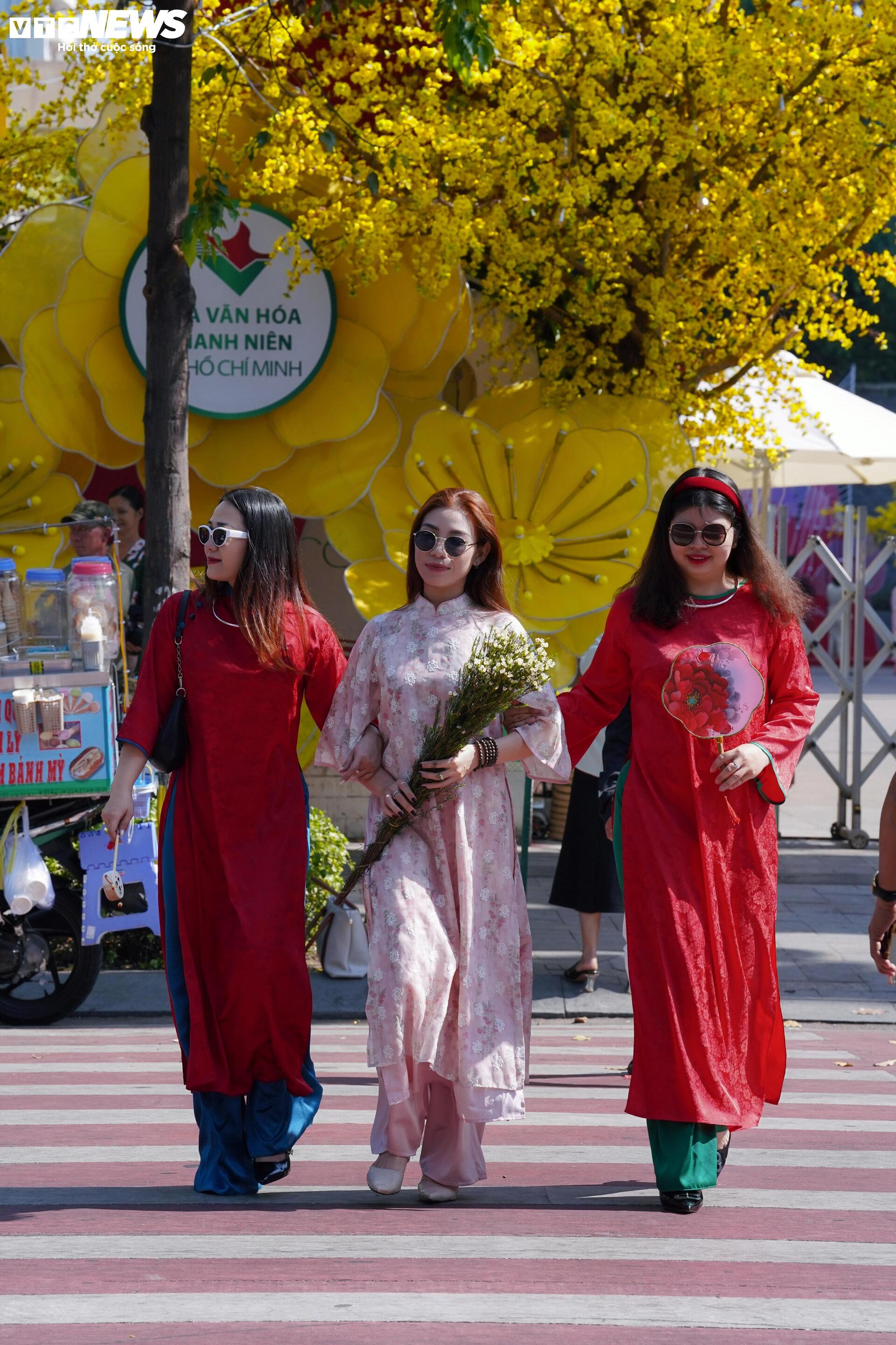 Người dân TP.HCM chen chân ngắm linh vật ngựa bay ra từ hoa mai vàng rực rỡ - 6