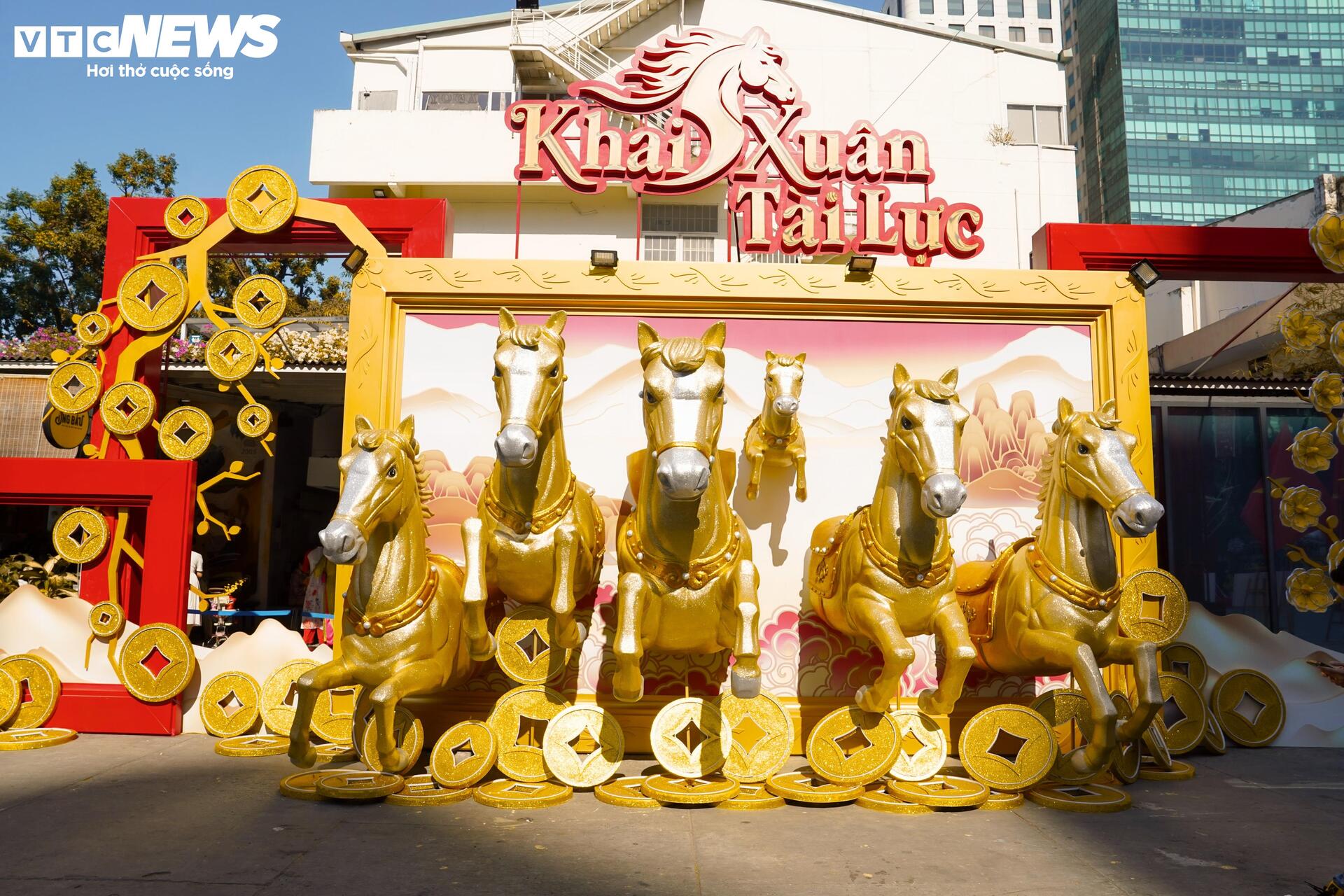 Người dân TP.HCM chen chân ngắm linh vật ngựa bay ra từ hoa mai vàng rực rỡ - 10