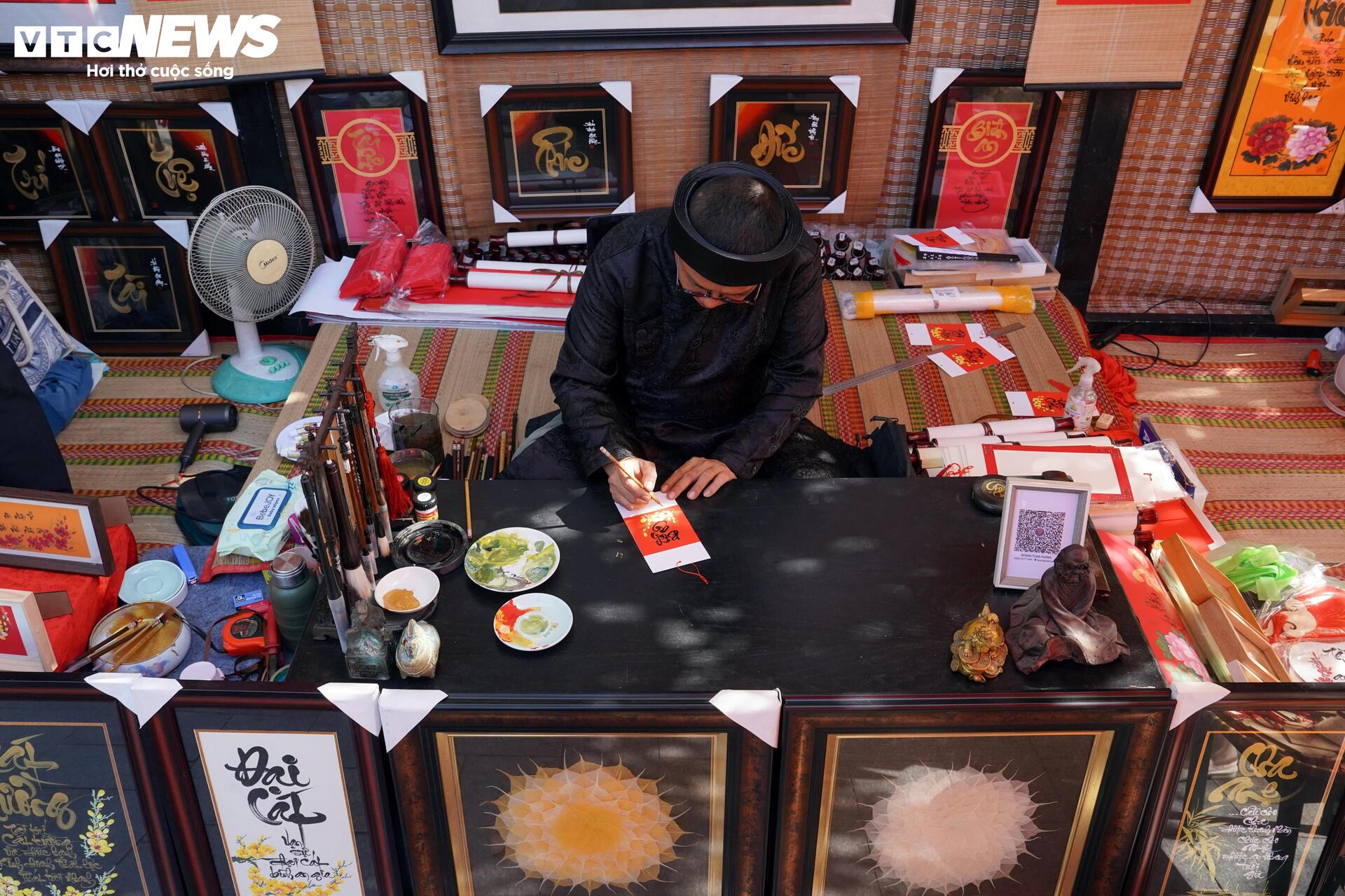 Người dân TP.HCM chen chân ngắm linh vật ngựa bay ra từ hoa mai vàng rực rỡ - 11