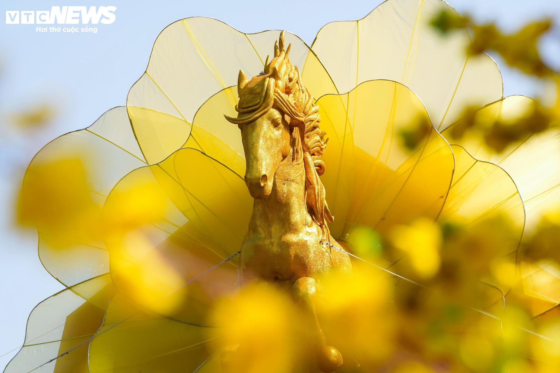 Người dân TP.HCM chen chân ngắm linh vật ngựa bay ra từ hoa mai vàng rực rỡ - 7