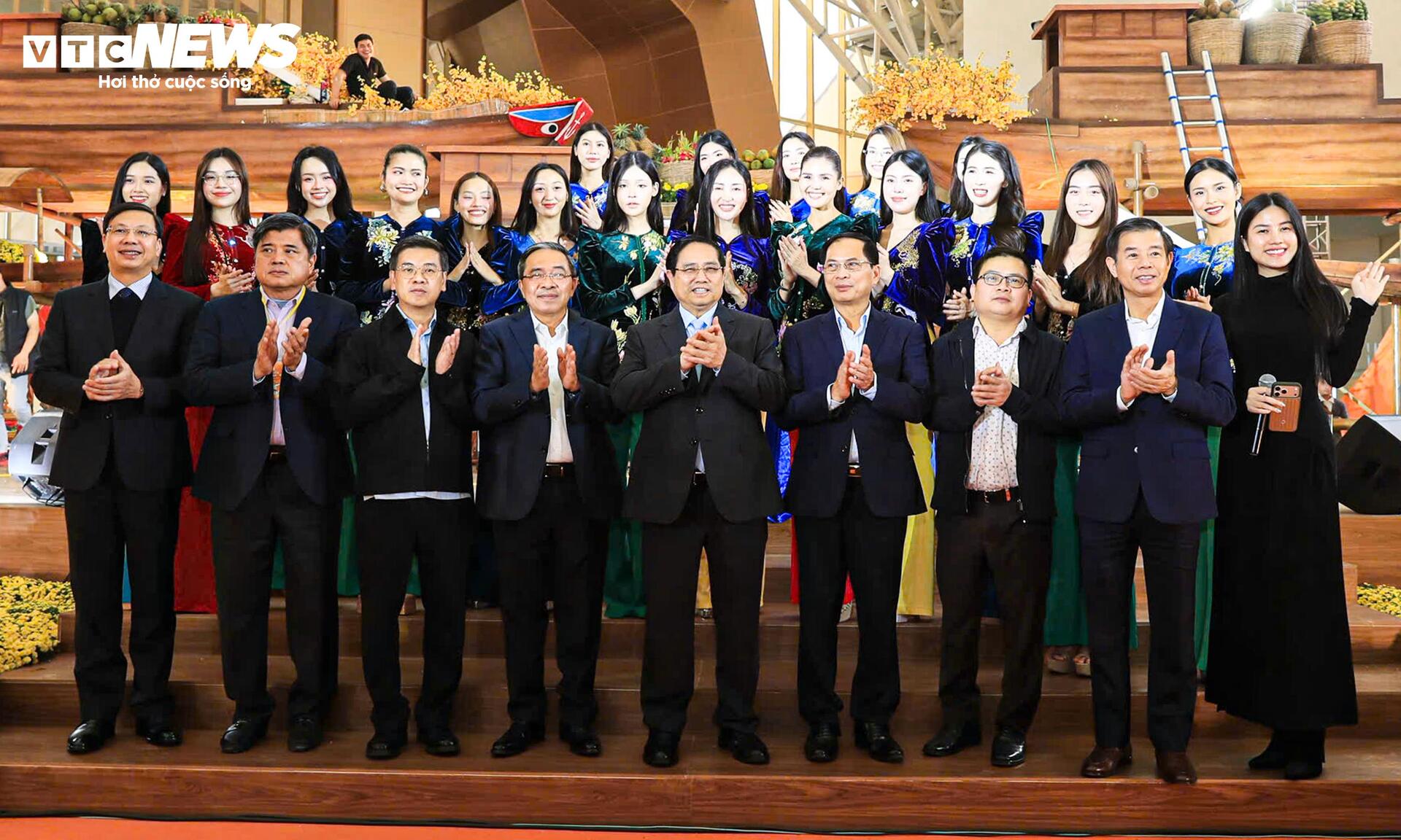 Thủ tướng Phạm Minh Chính dự tổng duyệt khai mạc Hội chợ Mùa Xuân 2026 - 7