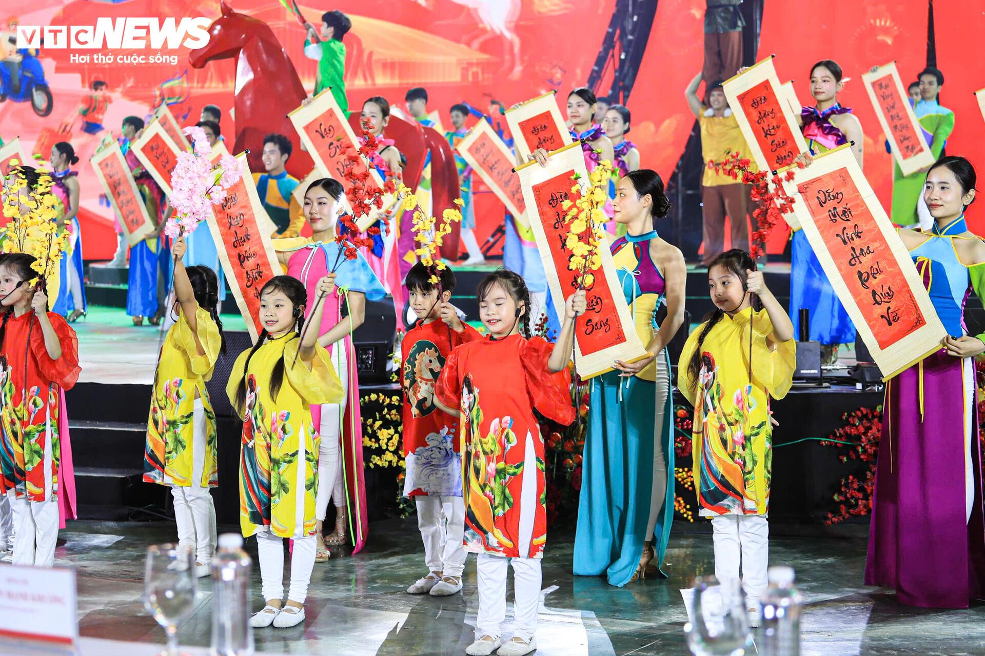 Thủ tướng Phạm Minh Chính dự tổng duyệt khai mạc Hội chợ Mùa Xuân 2026 - 13