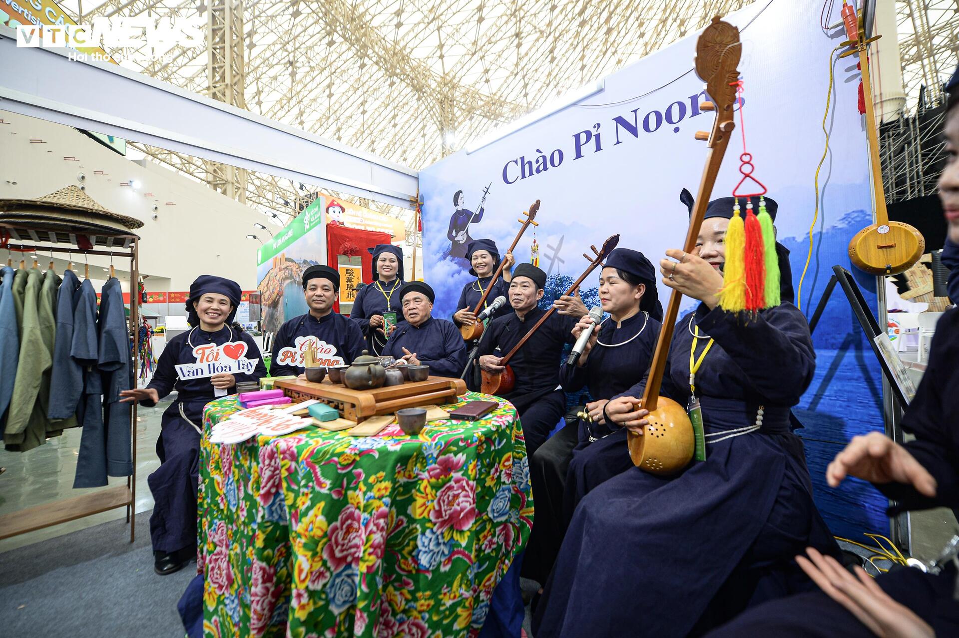 Vừa mở cửa, Hội chợ Mùa Xuân hút hàng nghìn lượt khách tham quan, mua sắm - 8