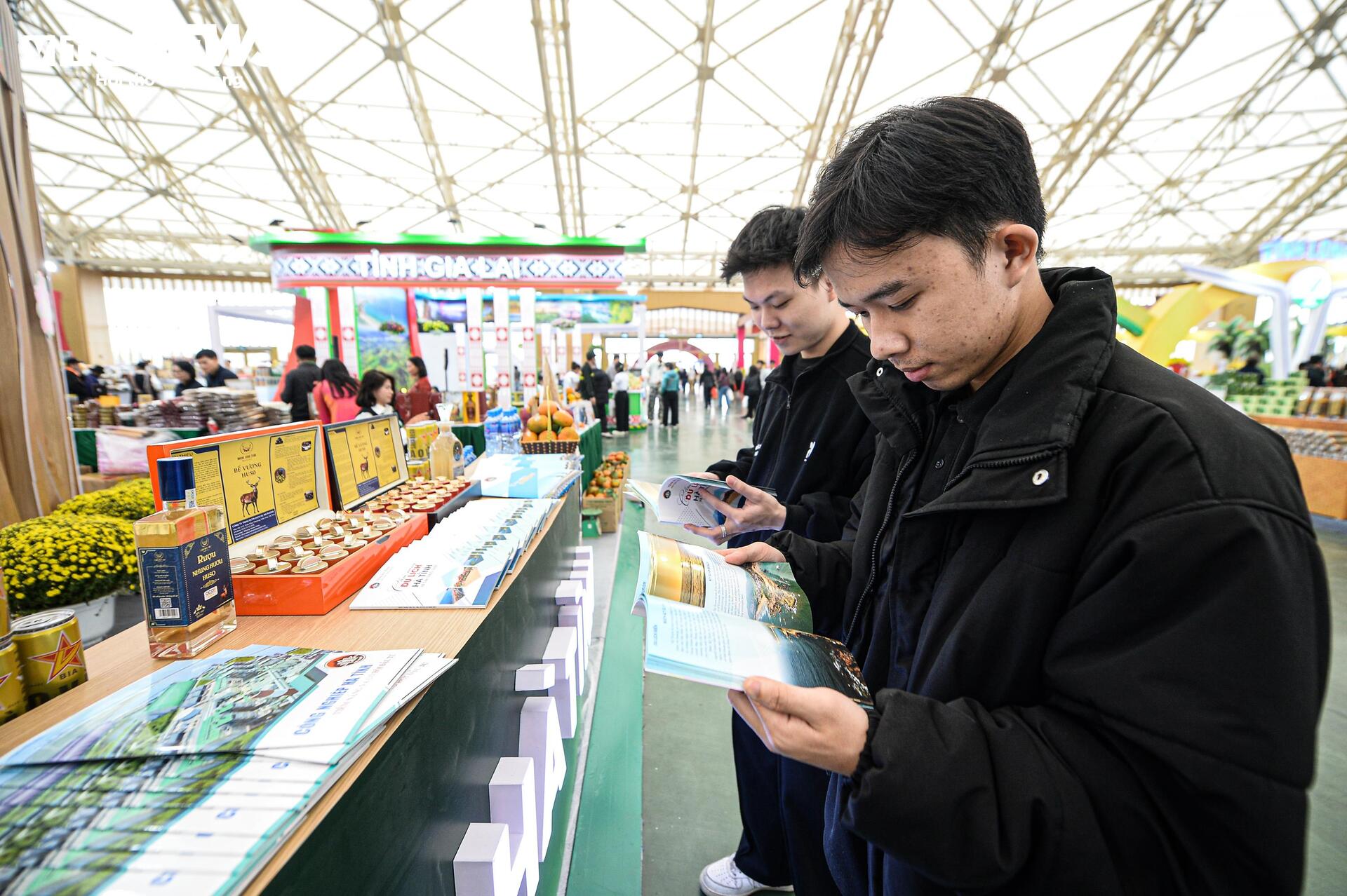 Vừa mở cửa, Hội chợ Mùa Xuân hút hàng nghìn lượt khách tham quan, mua sắm - 9