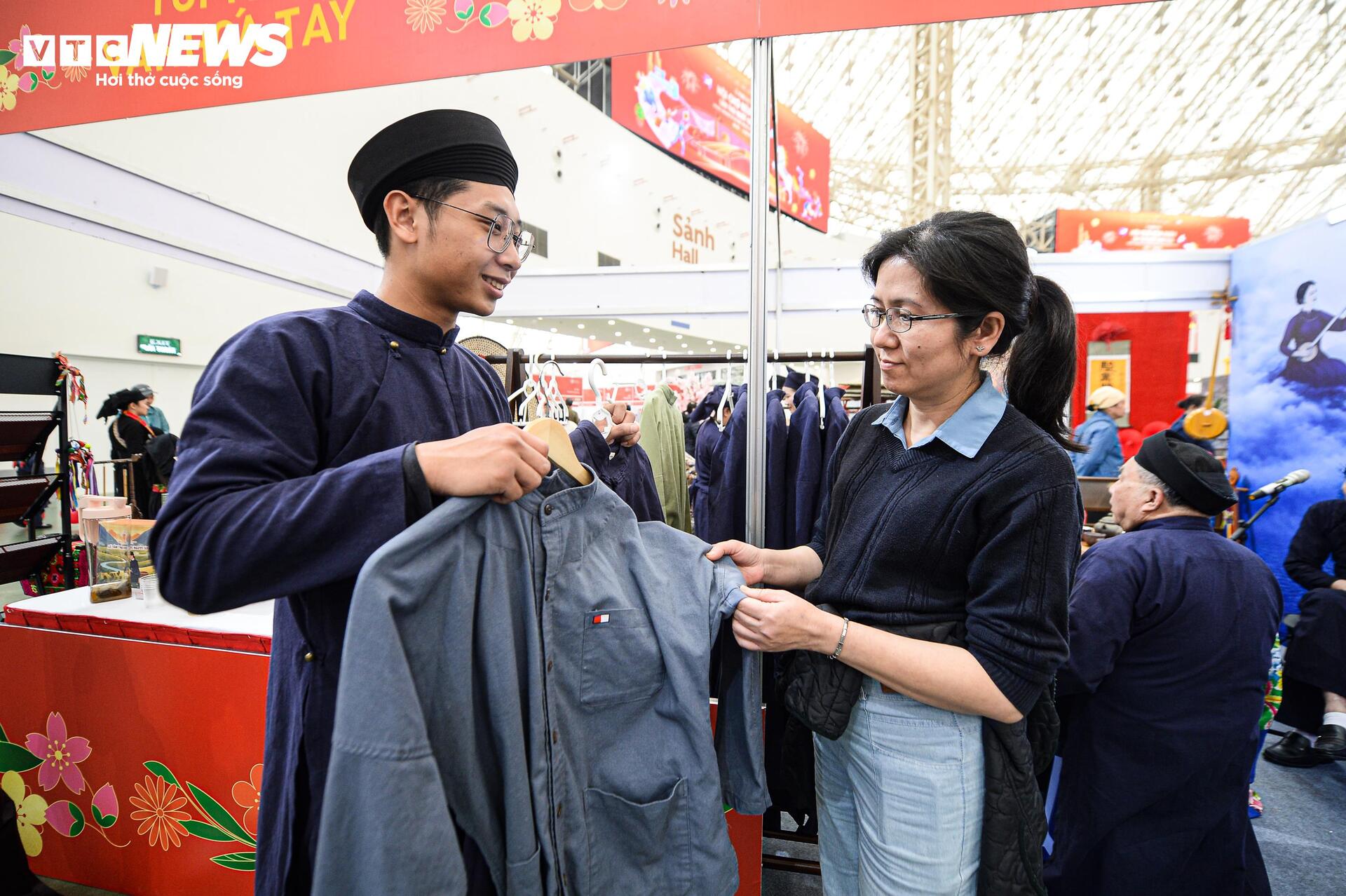 Vừa mở cửa, Hội chợ Mùa Xuân hút hàng nghìn lượt khách tham quan, mua sắm - 6