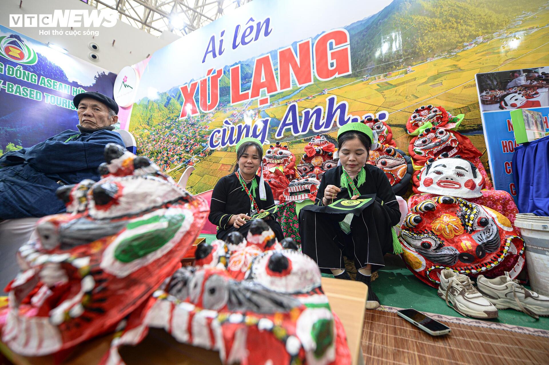 Vừa mở cửa, Hội chợ Mùa Xuân hút hàng nghìn lượt khách tham quan, mua sắm - 7