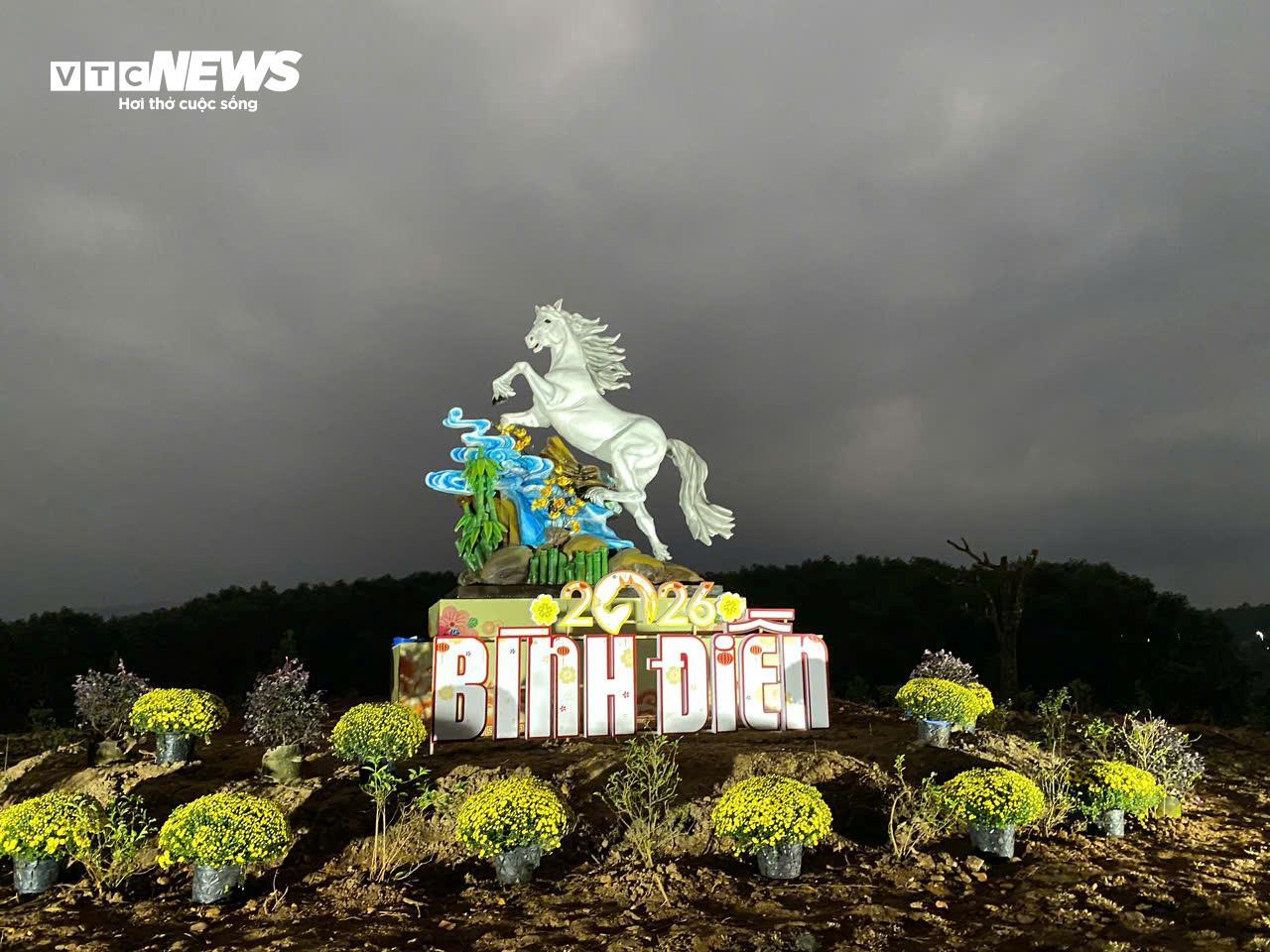 Đoá sen khổng lồ trong Kinh thành Huế và linh vật ngựa hút khách dịp cận Tết - 12