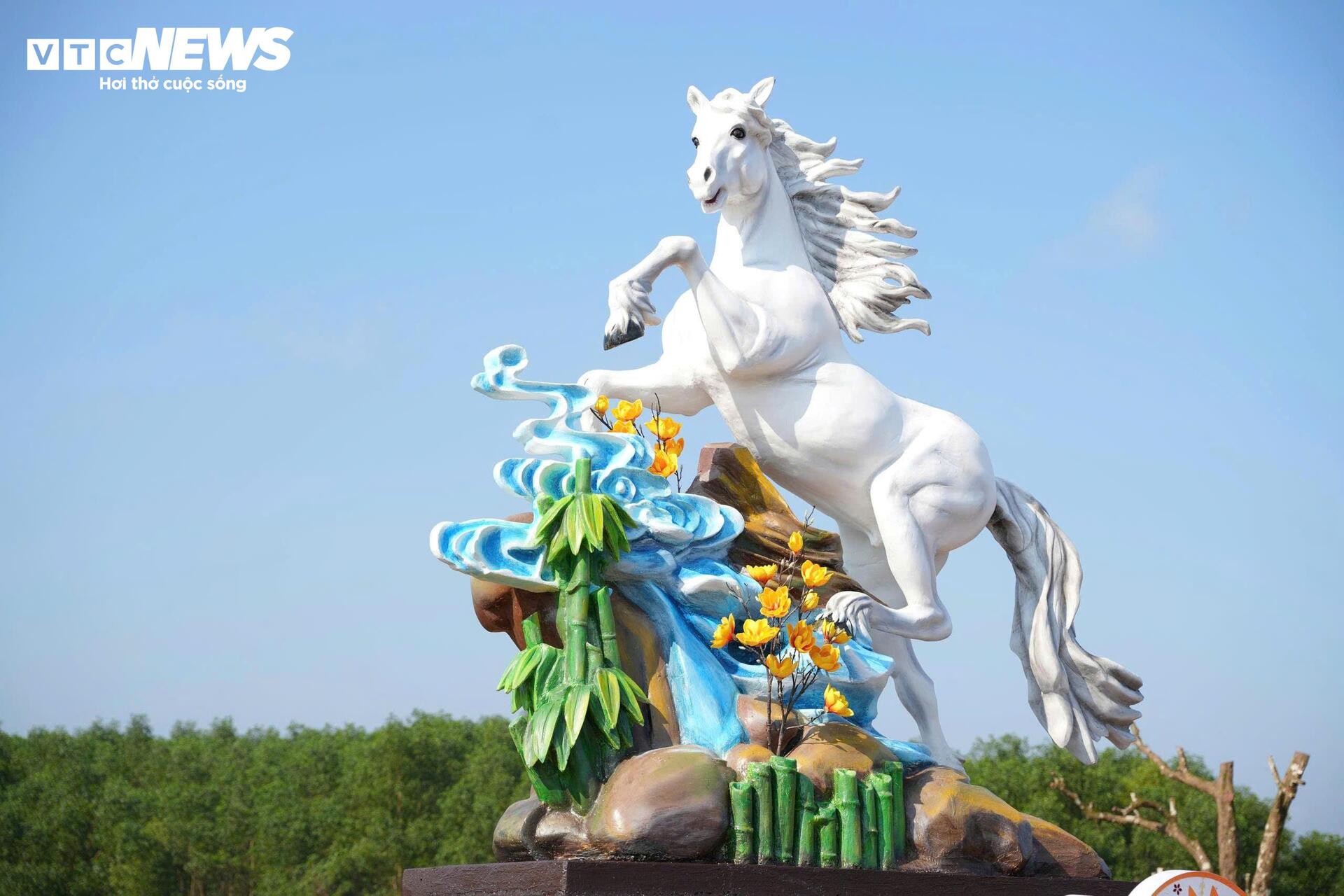 Đoá sen khổng lồ trong Kinh thành Huế và linh vật ngựa hút khách dịp cận Tết - 13