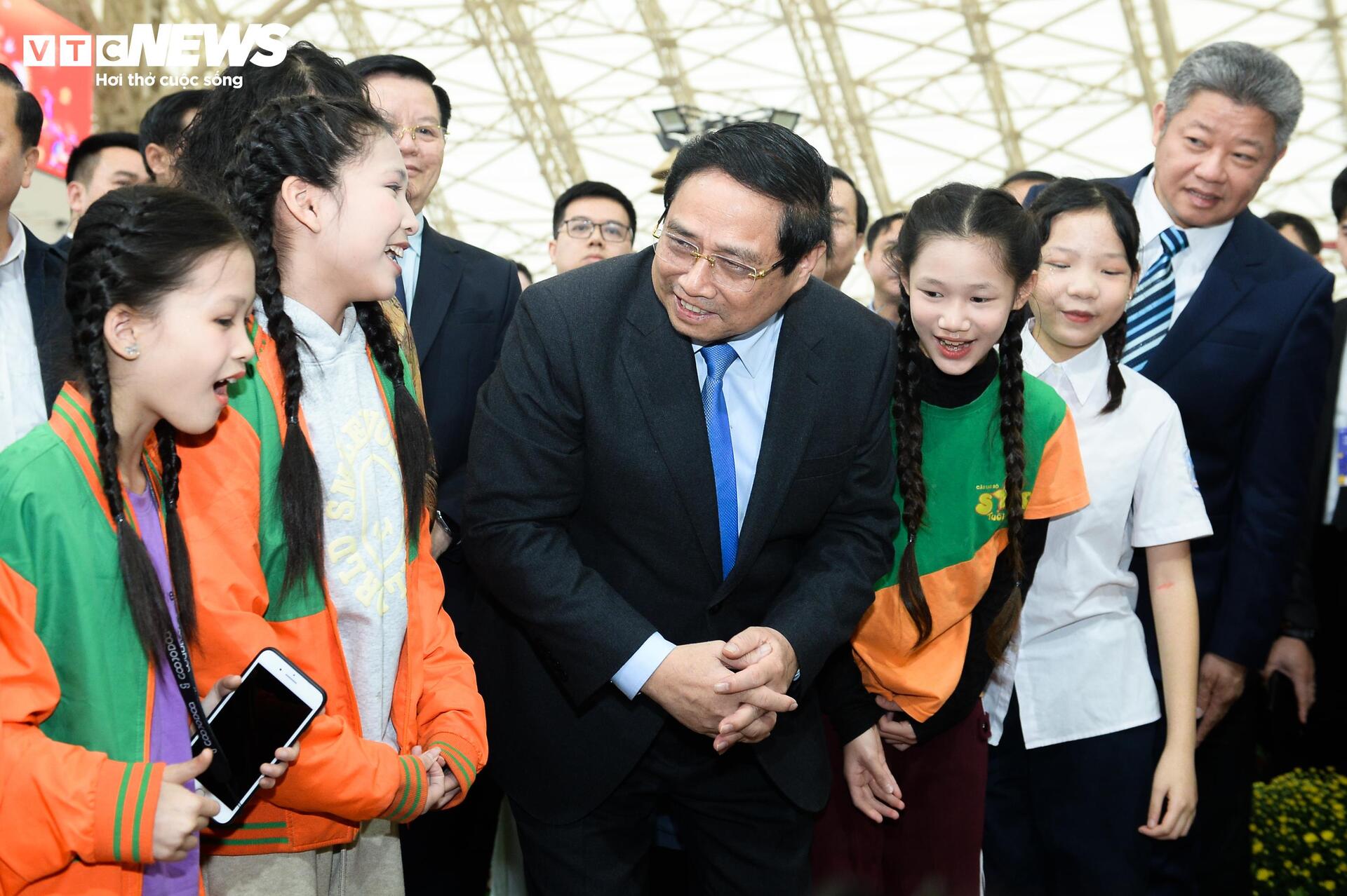 Thủ tướng Phạm Minh Chính đội nón lá, thưởng thức kẹo cu đơ tại Hội chợ mùa Xuân 2026 - 11