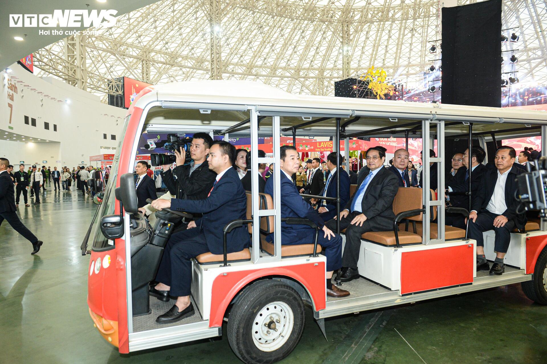 Thủ tướng Phạm Minh Chính đội nón lá, thưởng thức kẹo cu đơ tại Hội chợ mùa Xuân 2026 - 3