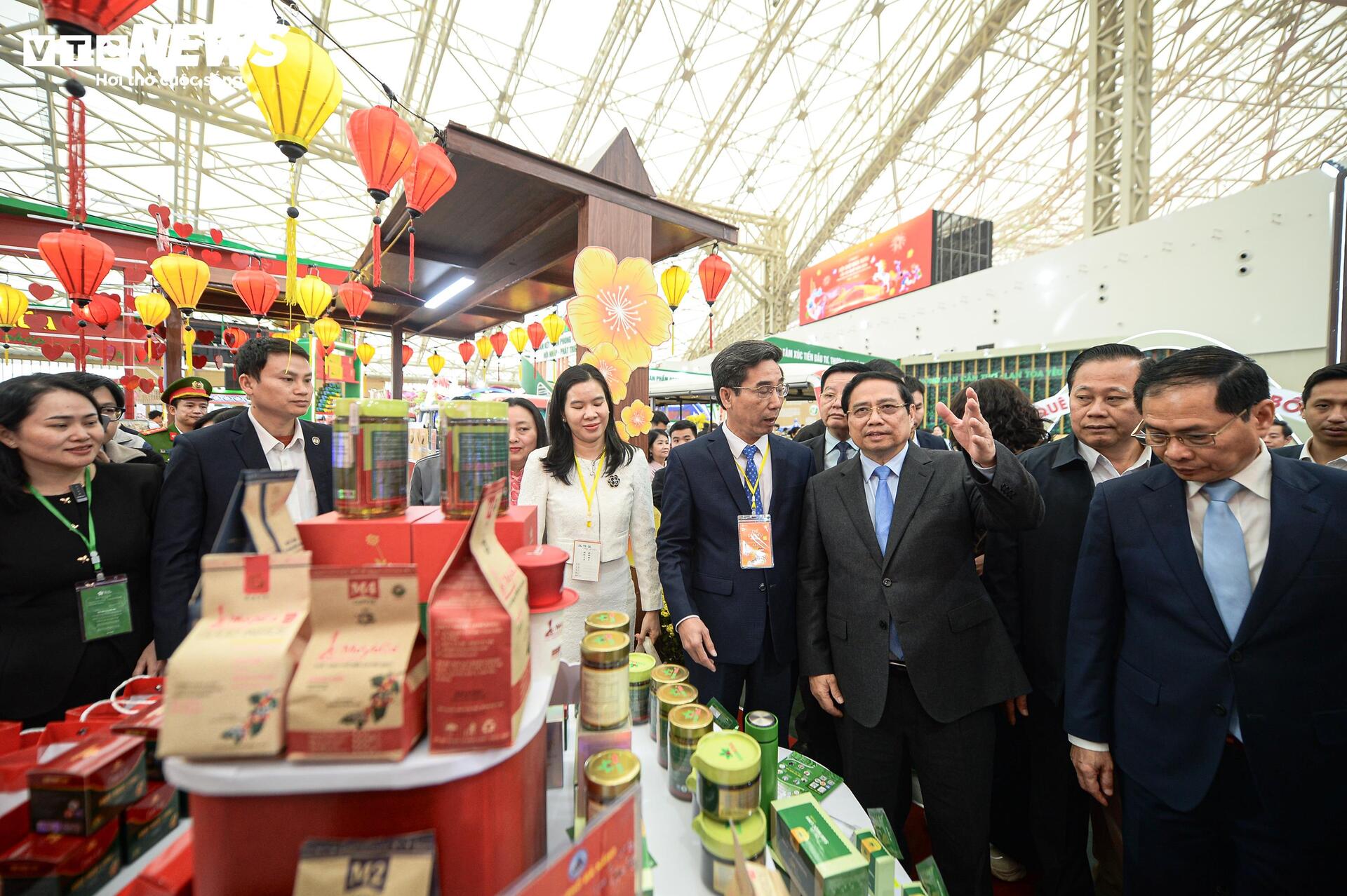 Thủ tướng Phạm Minh Chính đội nón lá, thưởng thức kẹo cu đơ tại Hội chợ mùa Xuân 2026 - 15