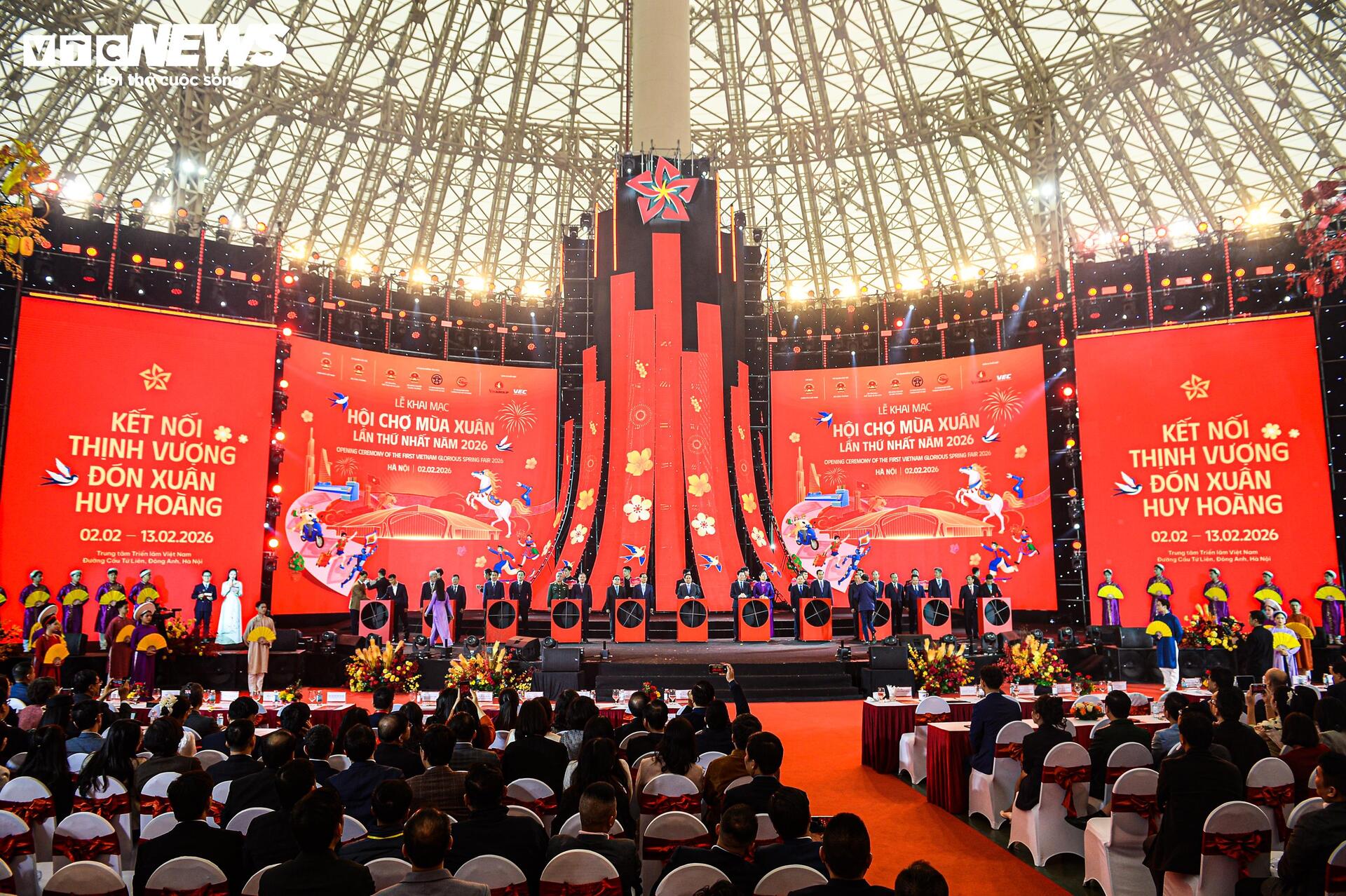 Thủ tướng Phạm Minh Chính đội nón lá, thưởng thức kẹo cu đơ tại Hội chợ mùa Xuân 2026 - 1