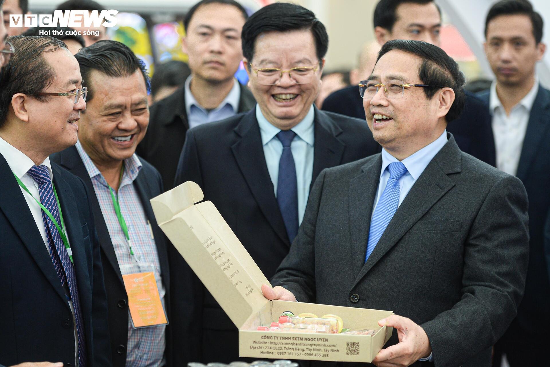 Thủ tướng Phạm Minh Chính đội nón lá, thưởng thức kẹo cu đơ tại Hội chợ mùa Xuân 2026 - 8