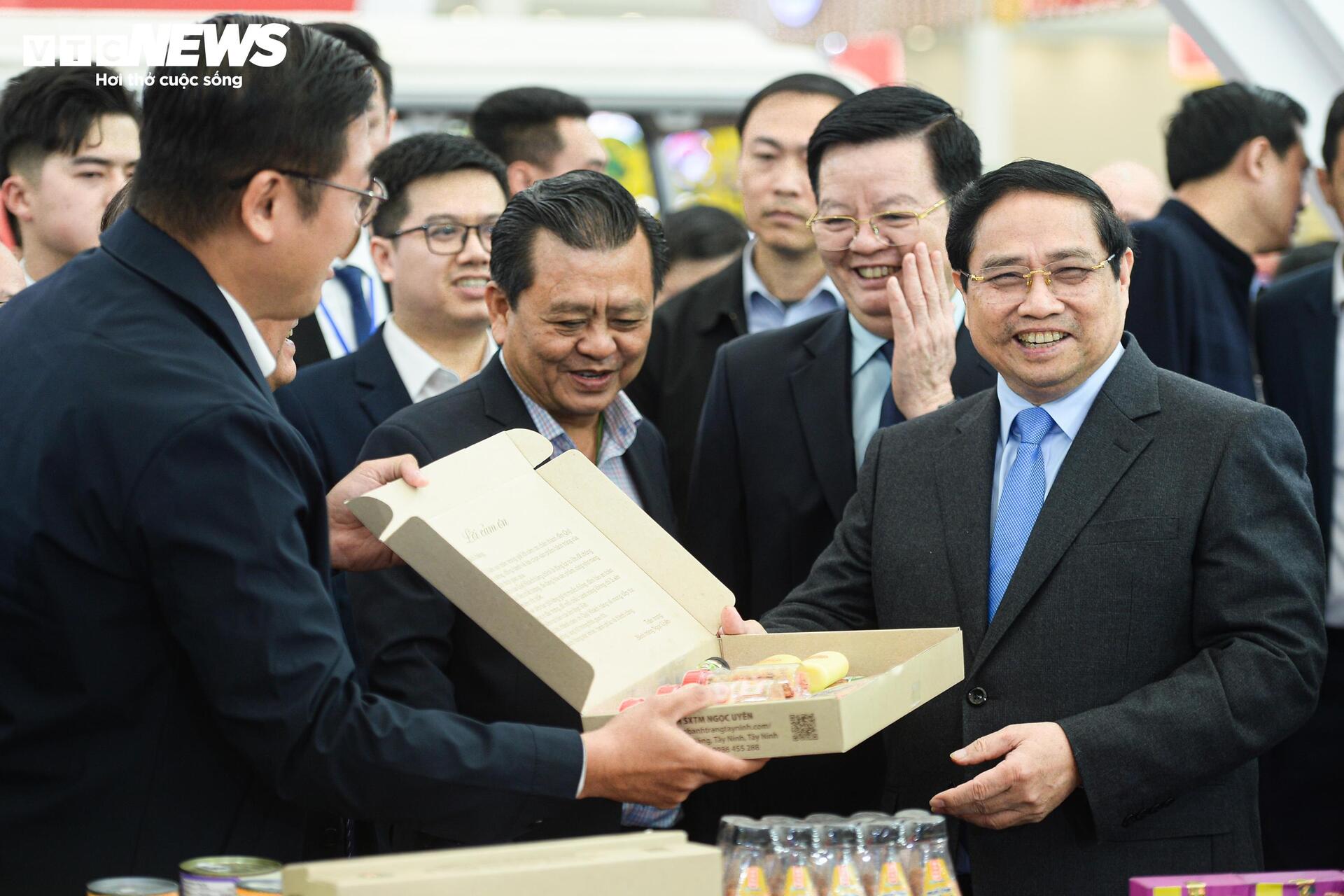 Thủ tướng Phạm Minh Chính đội nón lá, thưởng thức kẹo cu đơ tại Hội chợ mùa Xuân 2026 - 7