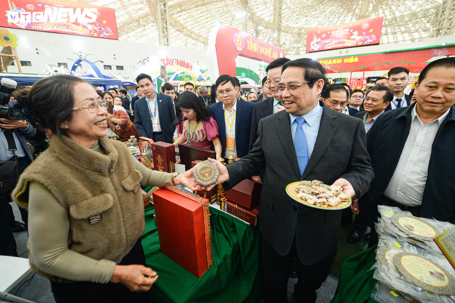 Thủ tướng Phạm Minh Chính đội nón lá, thưởng thức kẹo cu đơ tại Hội chợ mùa Xuân 2026 - 6