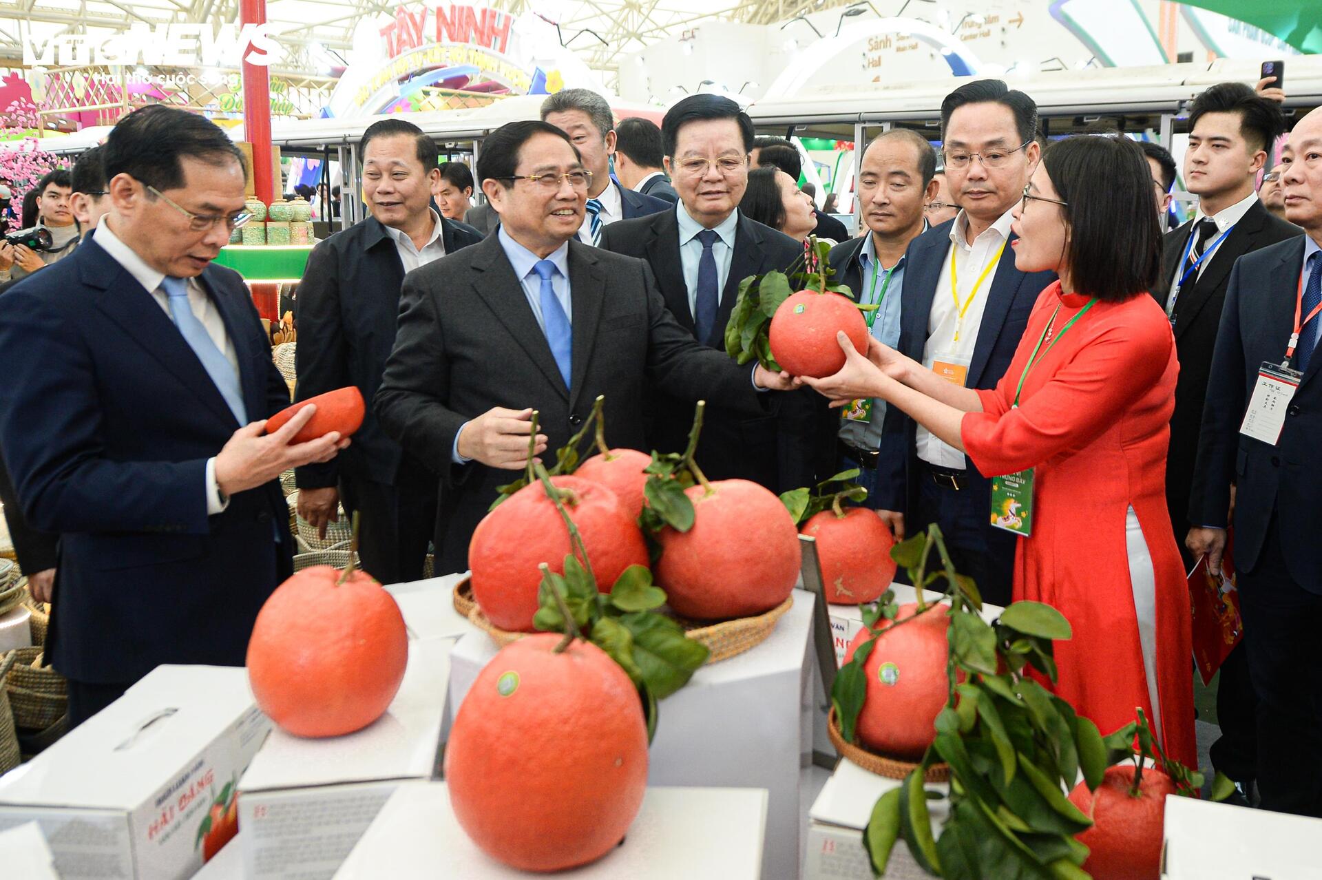 Thủ tướng Phạm Minh Chính đội nón lá, thưởng thức kẹo cu đơ tại Hội chợ mùa Xuân 2026 - 9