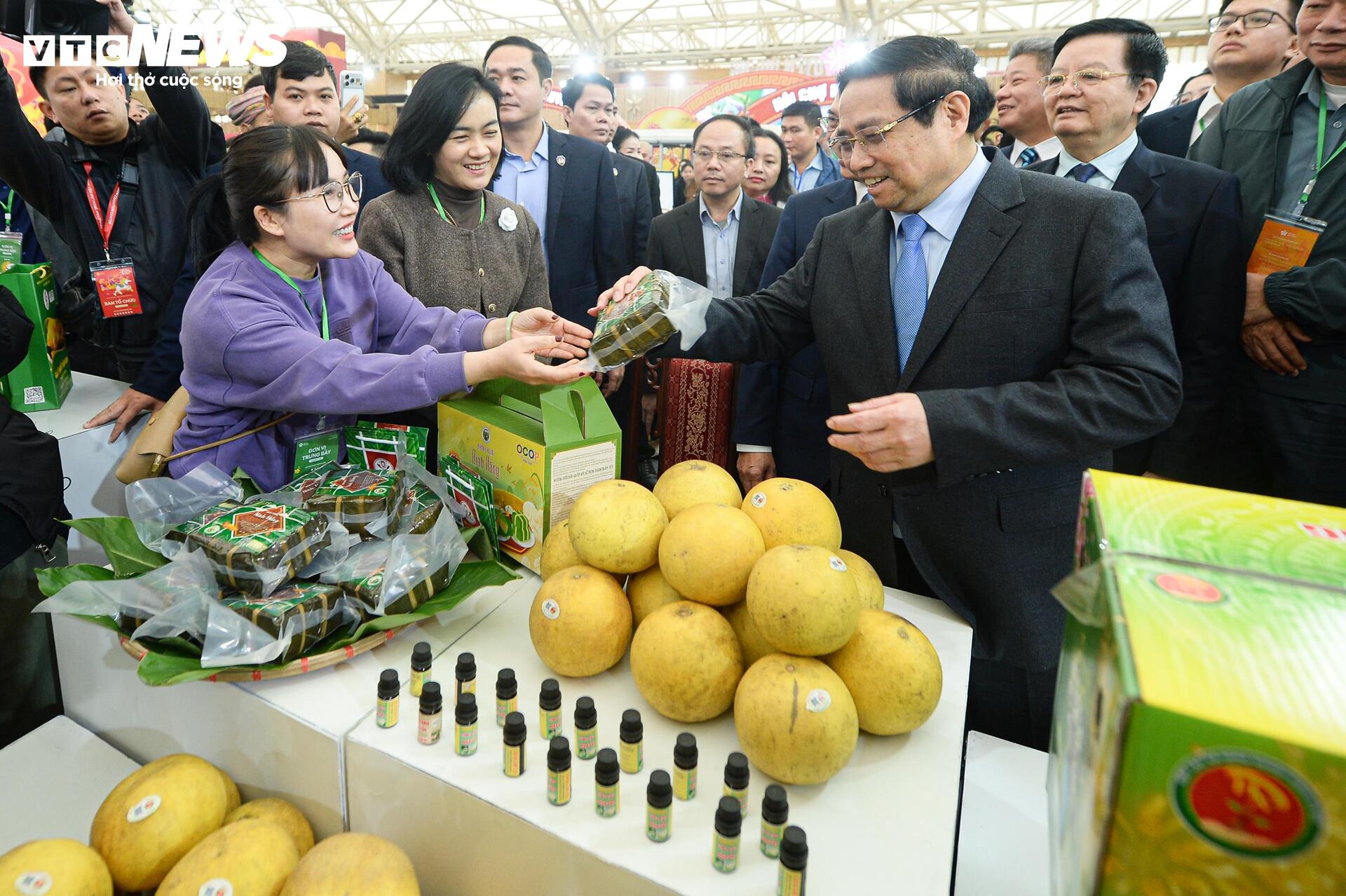 Thủ tướng Phạm Minh Chính đội nón lá, thưởng thức kẹo cu đơ tại Hội chợ mùa Xuân 2026 - 10
