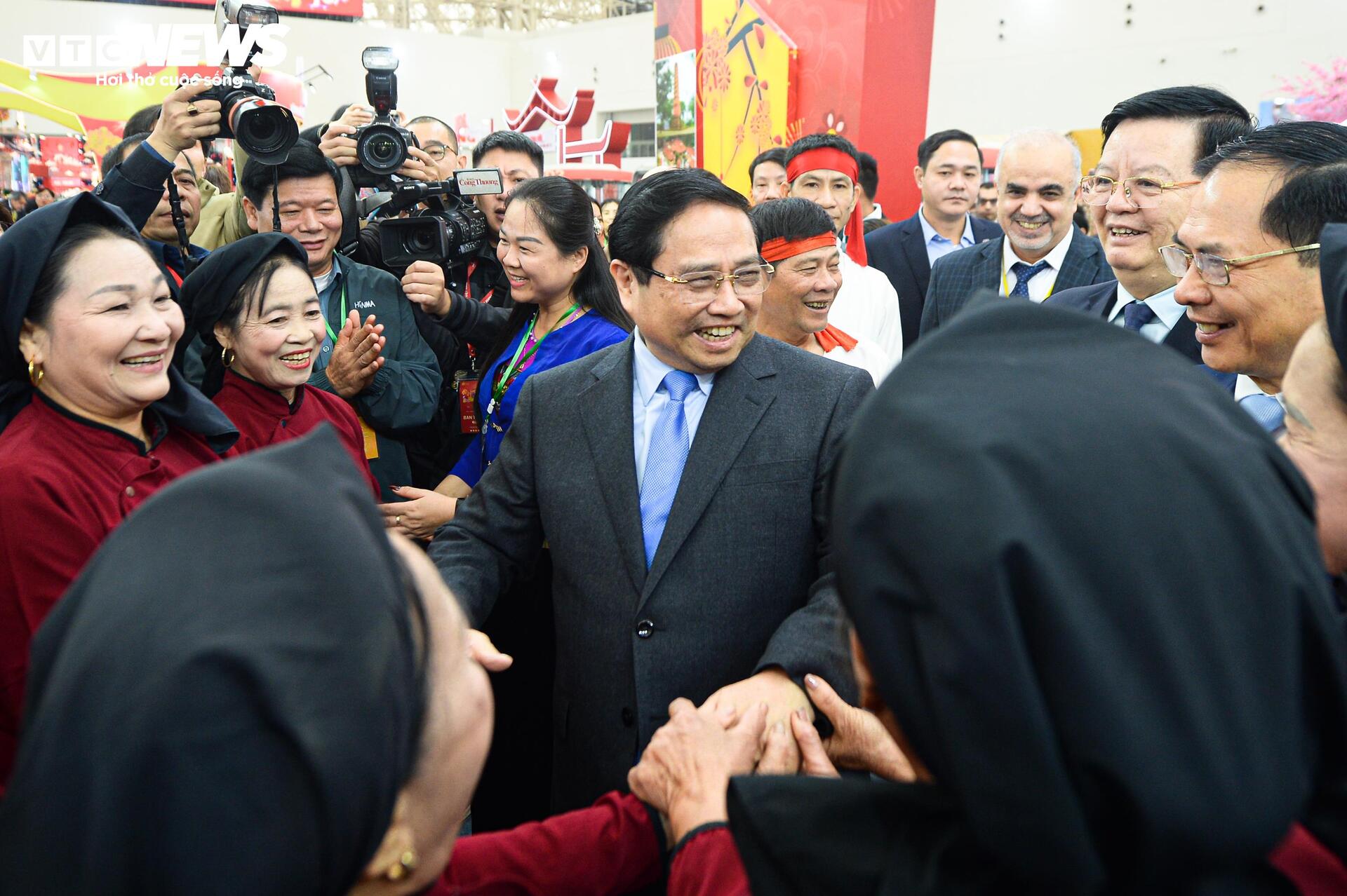 Thủ tướng Phạm Minh Chính đội nón lá, thưởng thức kẹo cu đơ tại Hội chợ mùa Xuân 2026 - 12