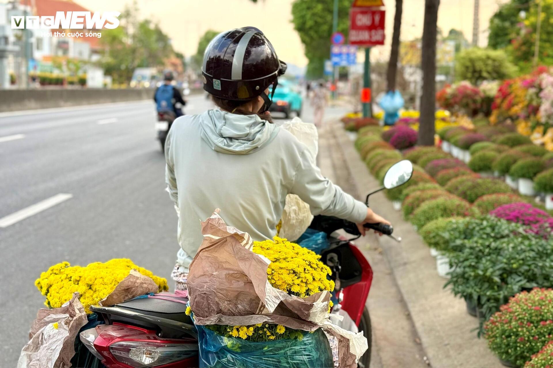 Hoa Tết TP.HCM bán chạy, nhiều nhà vườn 'cháy' hàng sớm - 6