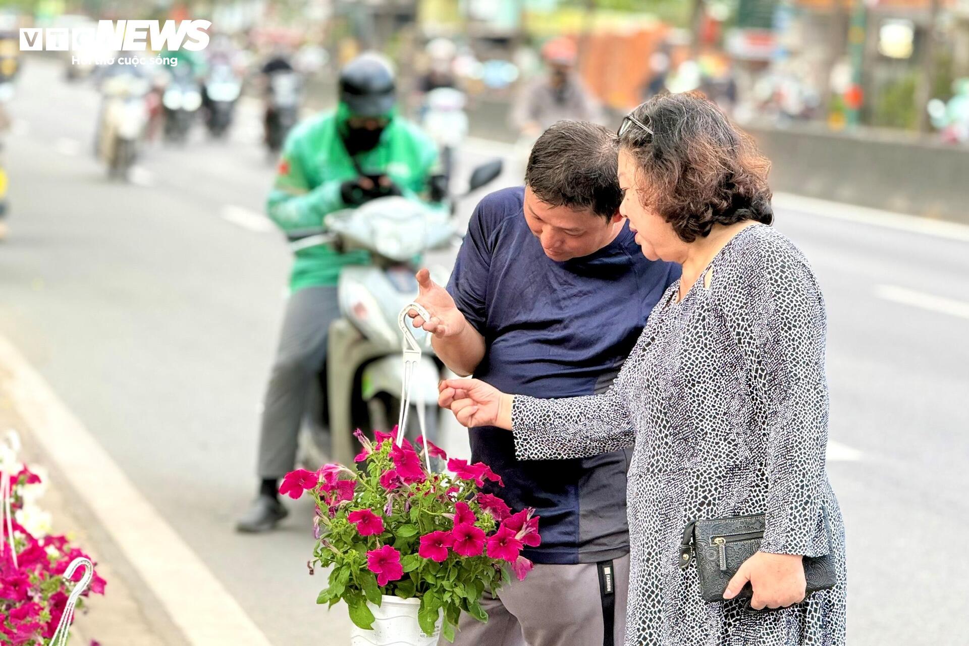 Hoa Tết TP.HCM bán chạy, nhiều nhà vườn 'cháy' hàng sớm - 3