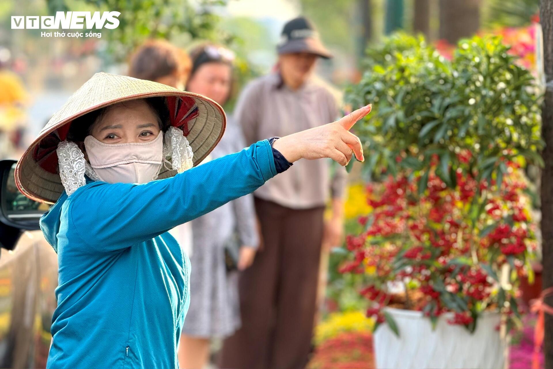 Hoa Tết TP.HCM bán chạy, nhiều nhà vườn 'cháy' hàng sớm - 8