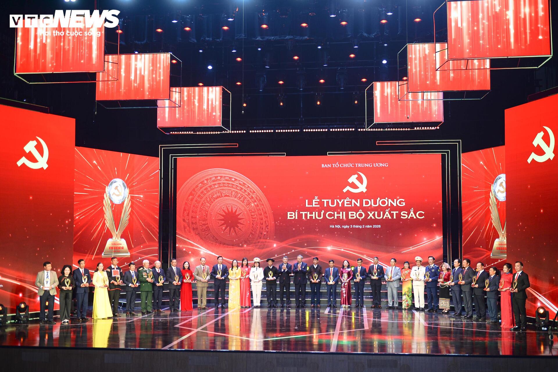 Toàn cảnh Lễ tuyên dương Bí thư chi bộ xuất sắc và trao giải Búa liềm Vàng 2025 - 15