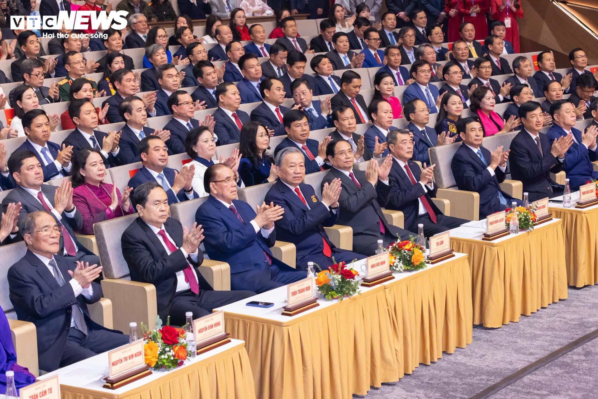 Toàn cảnh Lễ tuyên dương Bí thư chi bộ xuất sắc và trao giải Búa liềm Vàng 2025 - 2