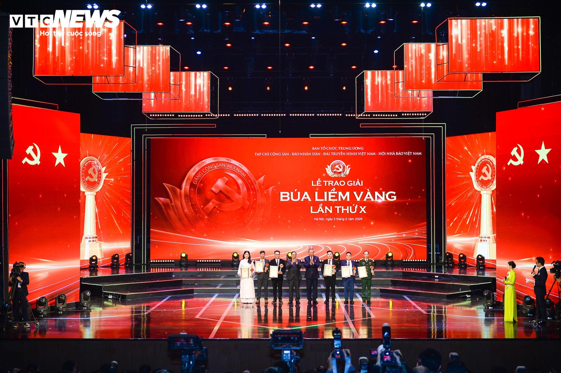 Toàn cảnh Lễ tuyên dương Bí thư chi bộ xuất sắc và trao giải Búa liềm Vàng 2025 - 7