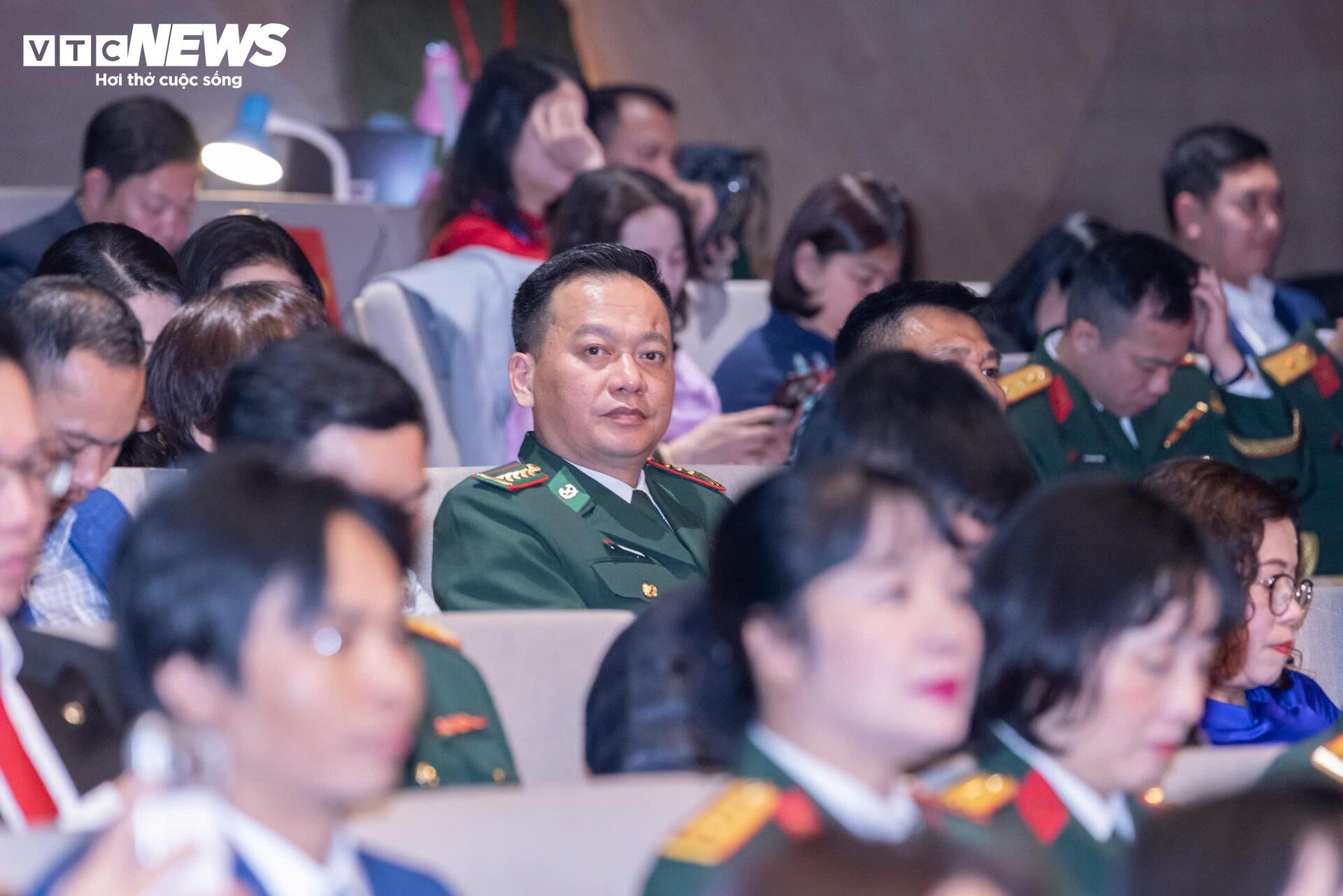 Toàn cảnh Lễ tuyên dương Bí thư chi bộ xuất sắc và trao giải Búa liềm Vàng 2025 - 17