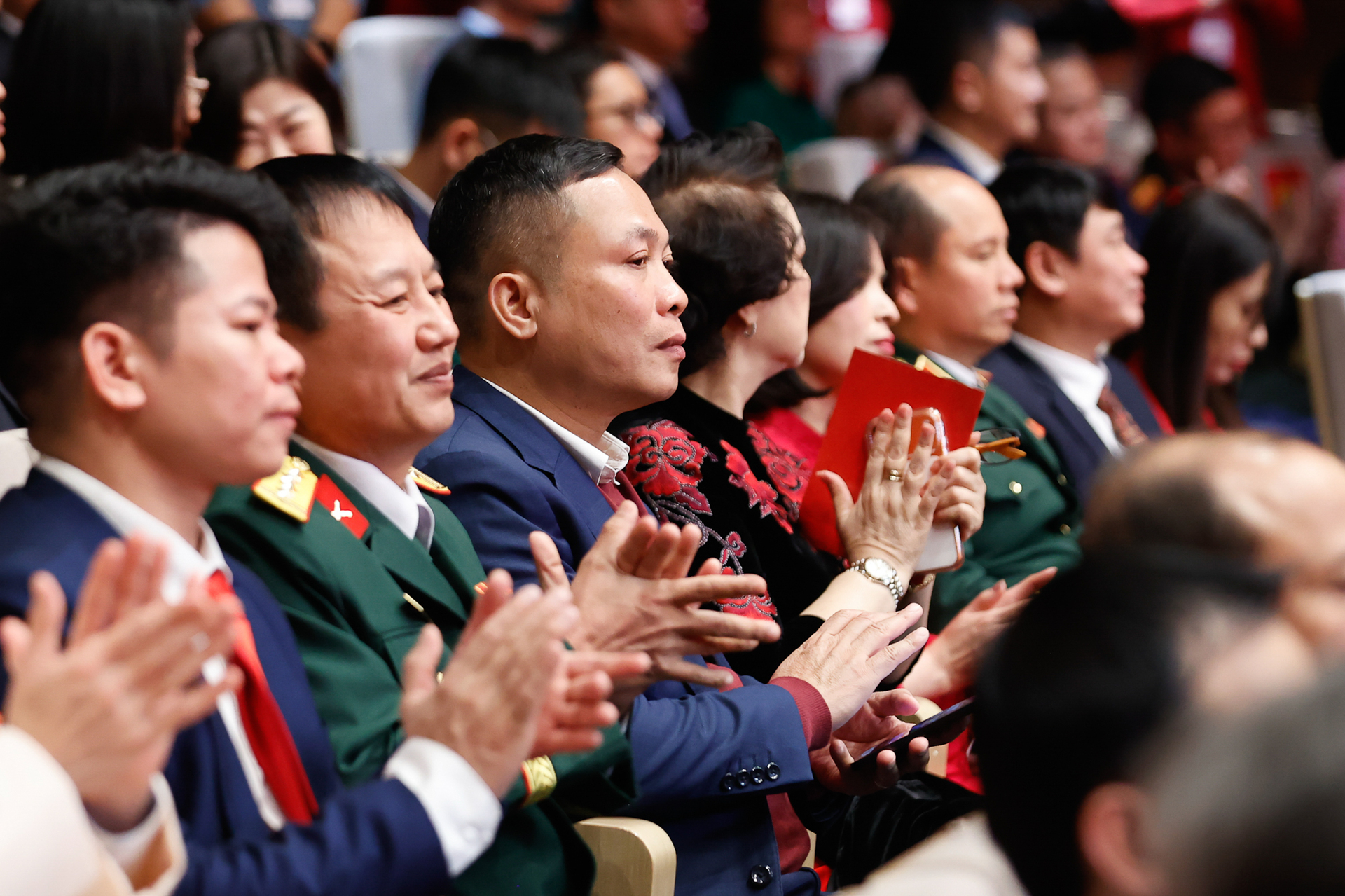 Toàn cảnh Lễ tuyên dương Bí thư chi bộ xuất sắc và trao giải Búa liềm Vàng 2025 - 16