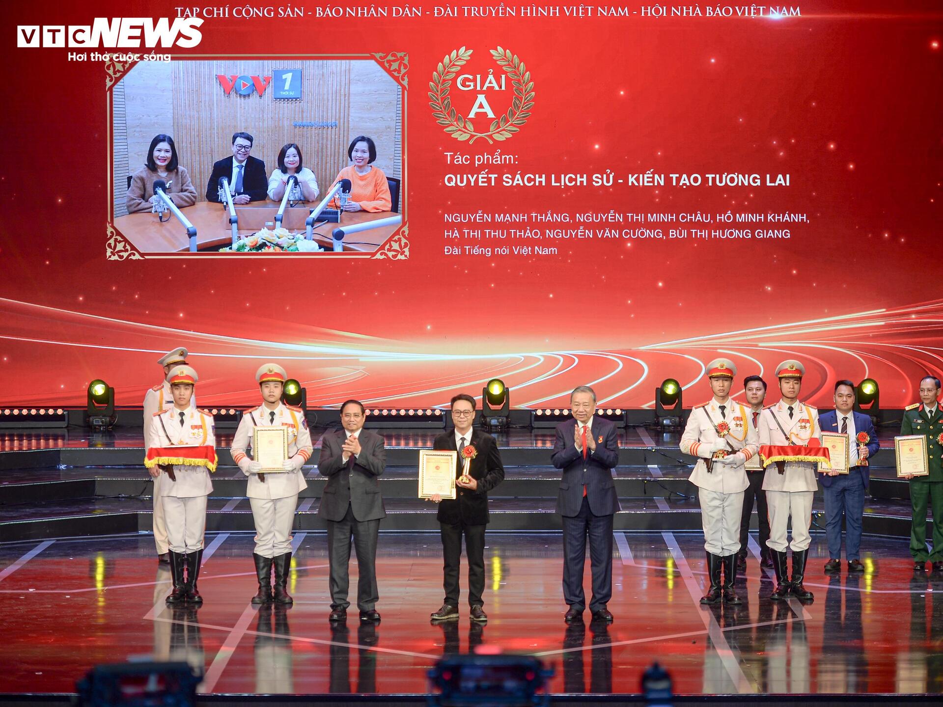 Toàn cảnh Lễ tuyên dương Bí thư chi bộ xuất sắc và trao giải Búa liềm Vàng 2025 - 9