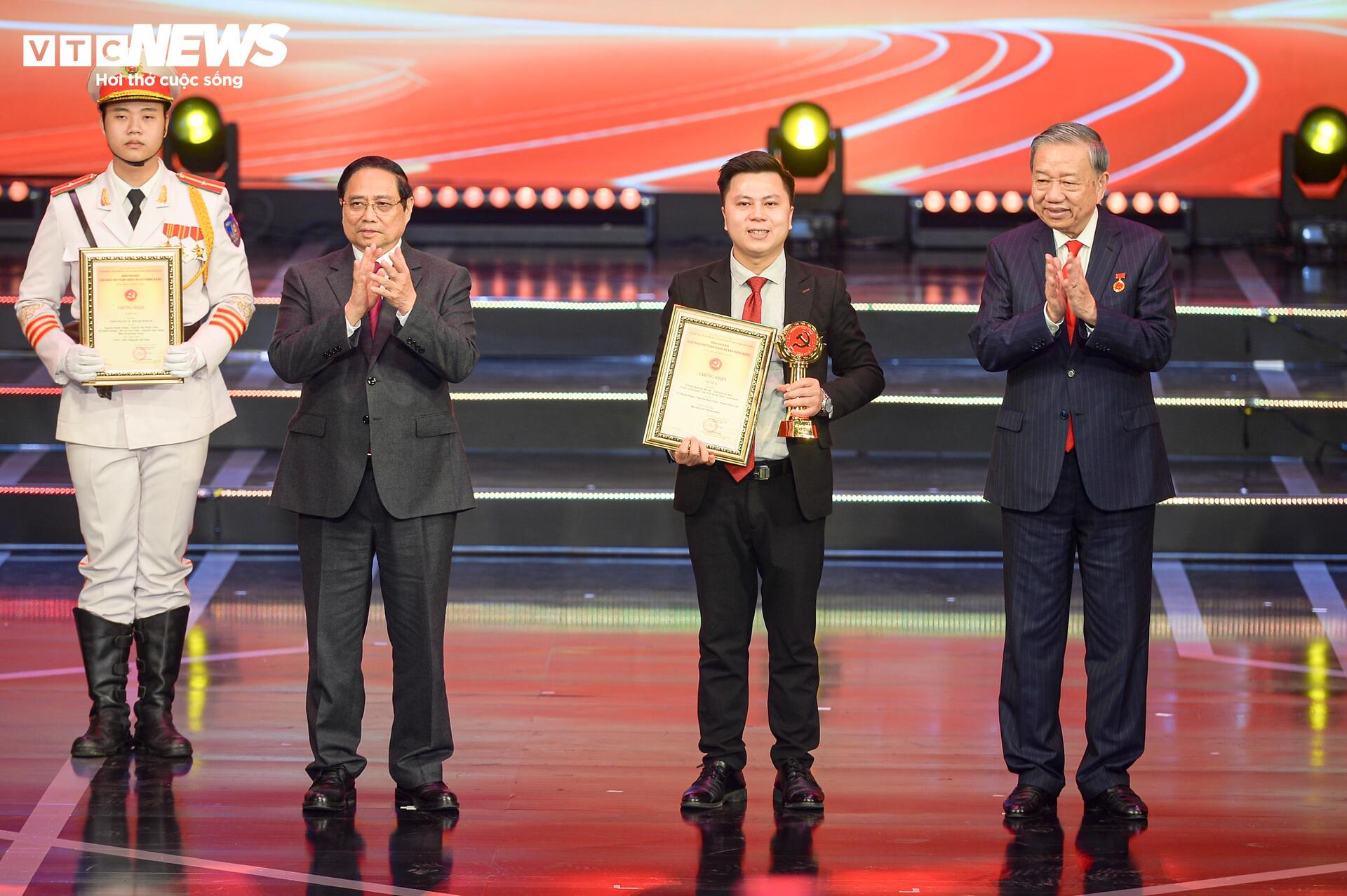 Toàn cảnh Lễ tuyên dương Bí thư chi bộ xuất sắc và trao giải Búa liềm Vàng 2025 - 11