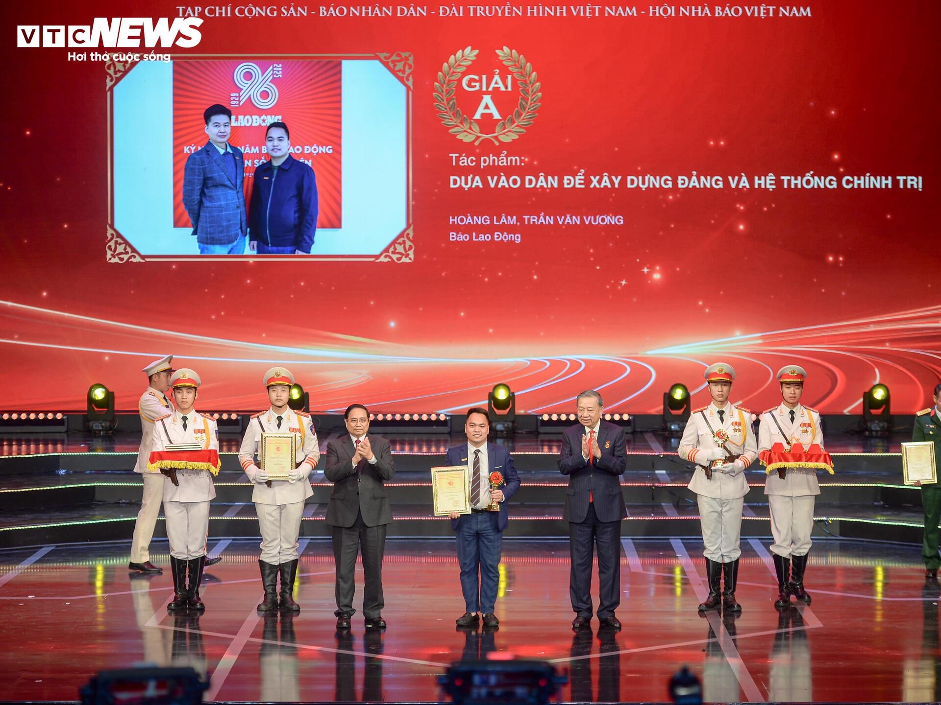 Toàn cảnh Lễ tuyên dương Bí thư chi bộ xuất sắc và trao giải Búa liềm Vàng 2025 - 10