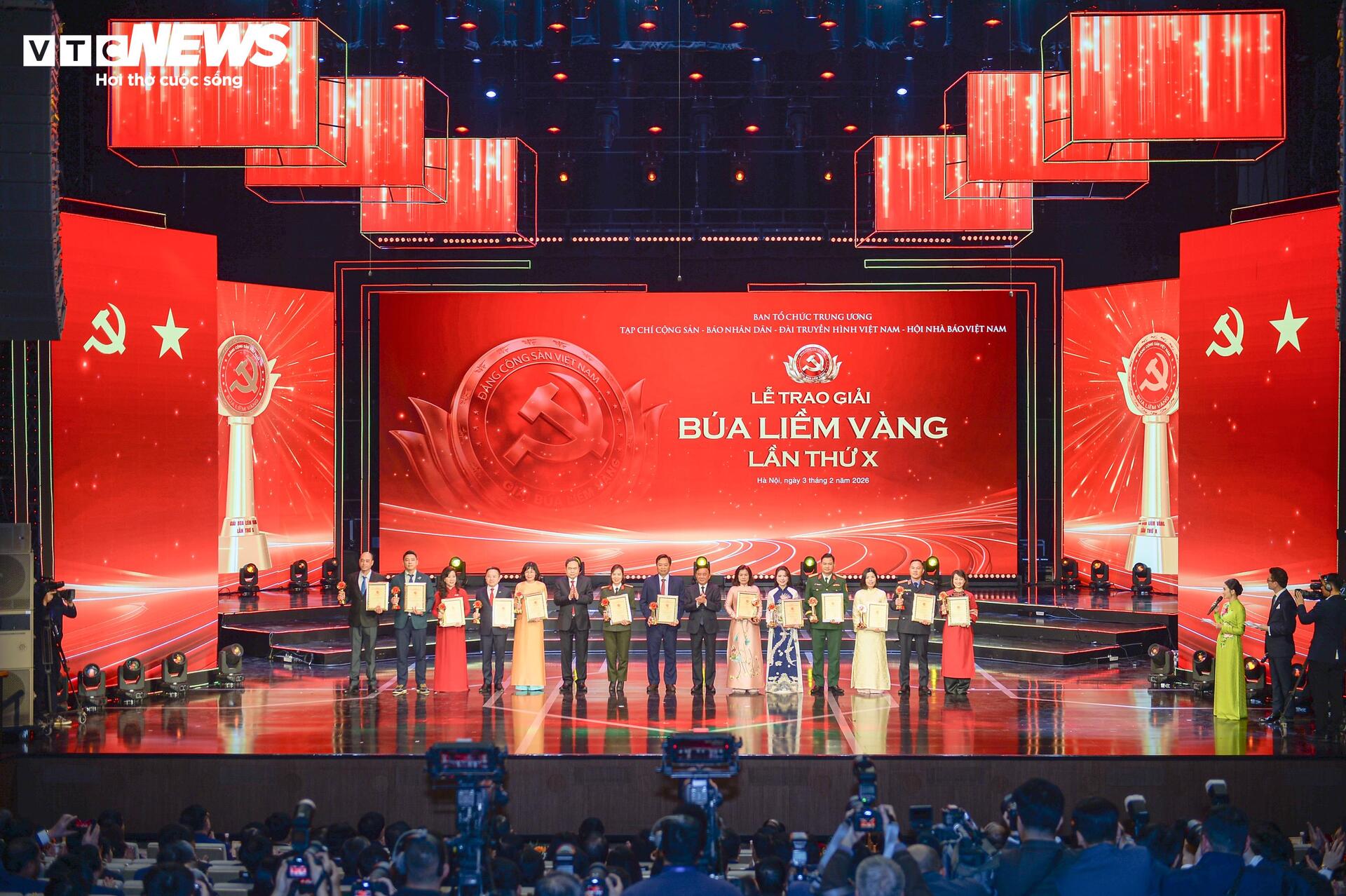 Toàn cảnh Lễ tuyên dương Bí thư chi bộ xuất sắc và trao giải Búa liềm Vàng 2025 - 13