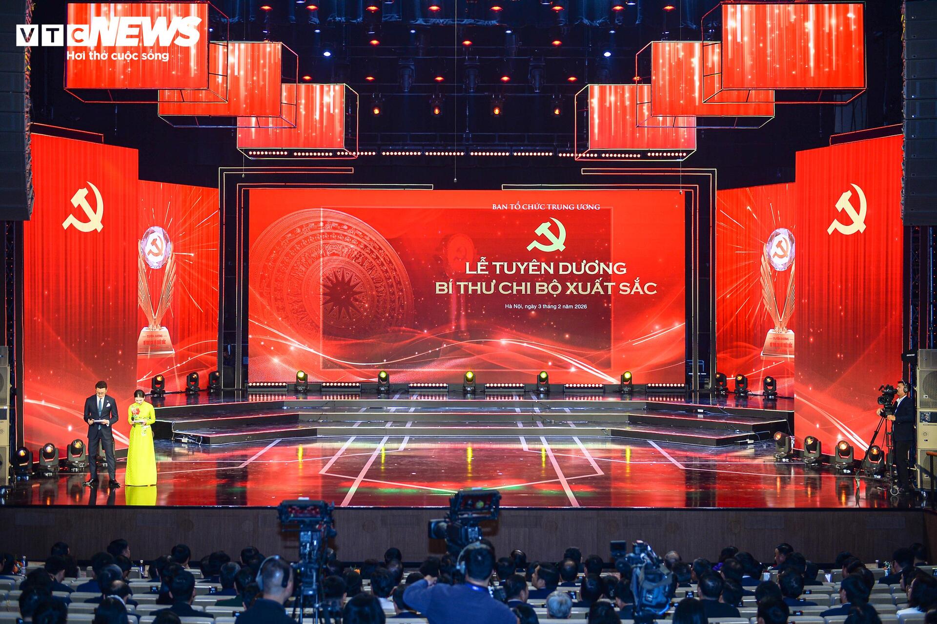 Toàn cảnh Lễ tuyên dương Bí thư chi bộ xuất sắc và trao giải Búa liềm Vàng 2025 - 1