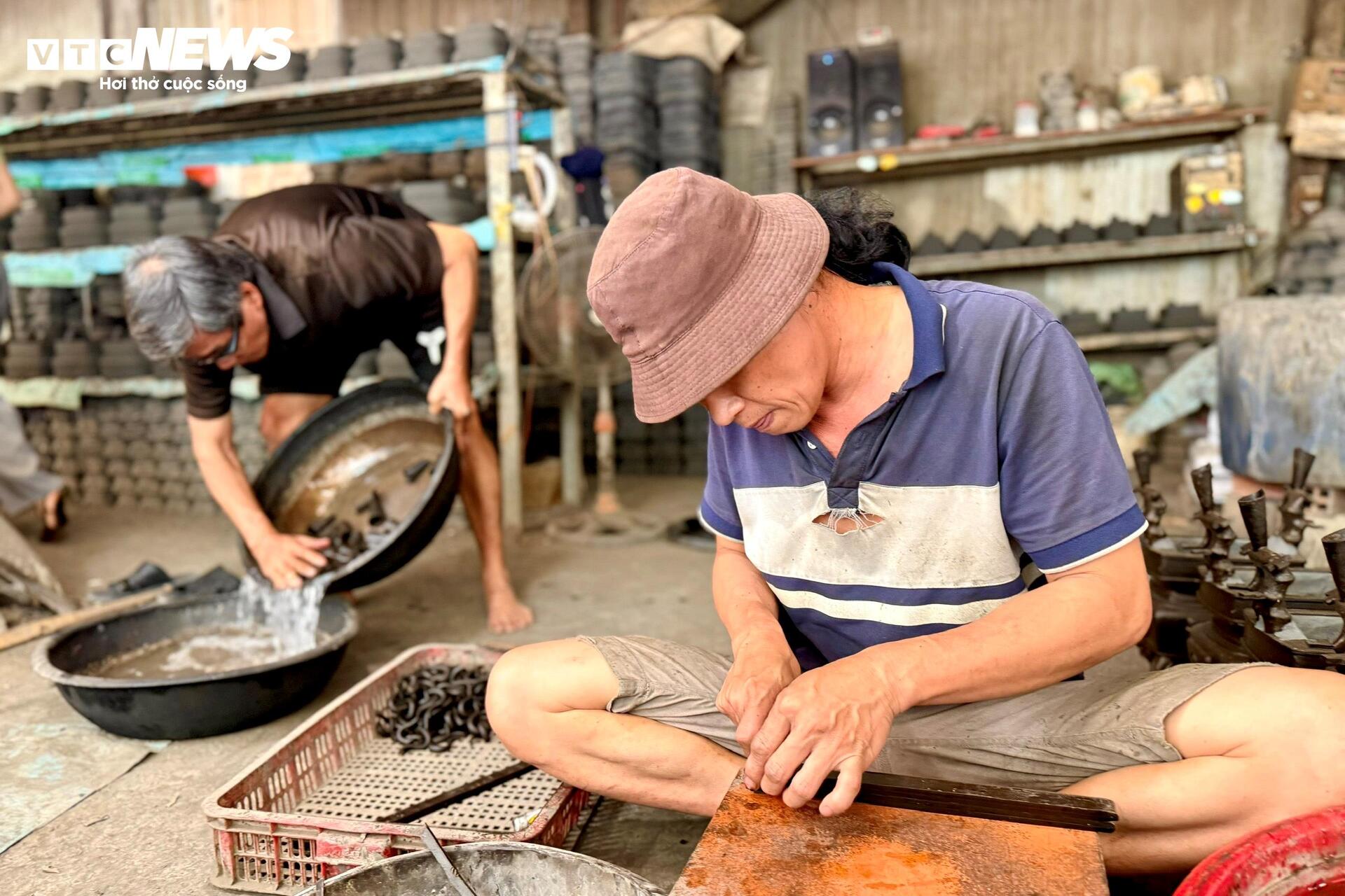 Theo nhịp búa, nghe Tết về trong làng lư đồng giữa lòng TP.HCM - 8